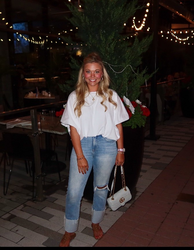 Love this bubble top from VICI! I’m in a small. Comes in 3 colors. Selling out FAST!
I’m 5’3, size 4-6, 135 lbs