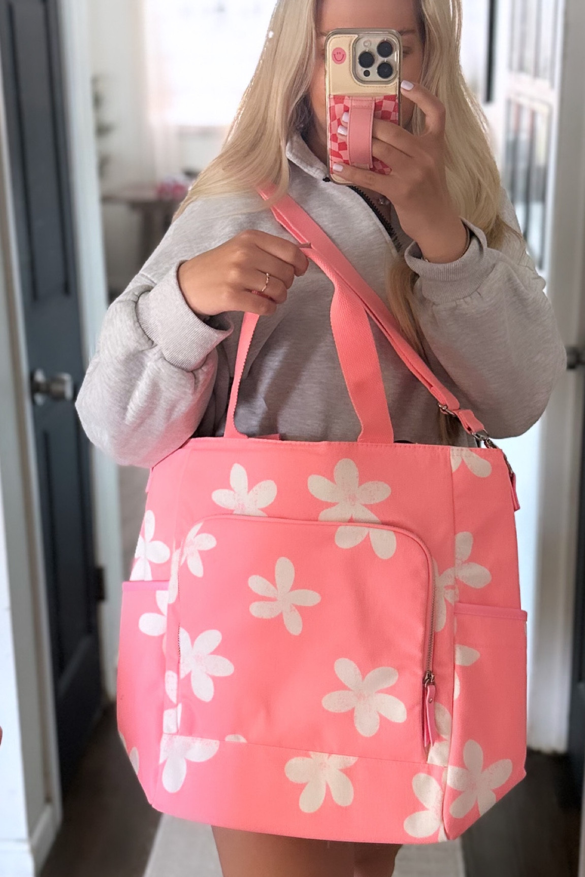 Viral cooler tote bag is in stock!!! I’m obsessed. This is perfect for all things summer 🩷🌸 + mom life for all of the food/ snacks! Would make a perfect Mother’s Day gift 

#LTKfamily #LTKitbag #LTKGiftGuide