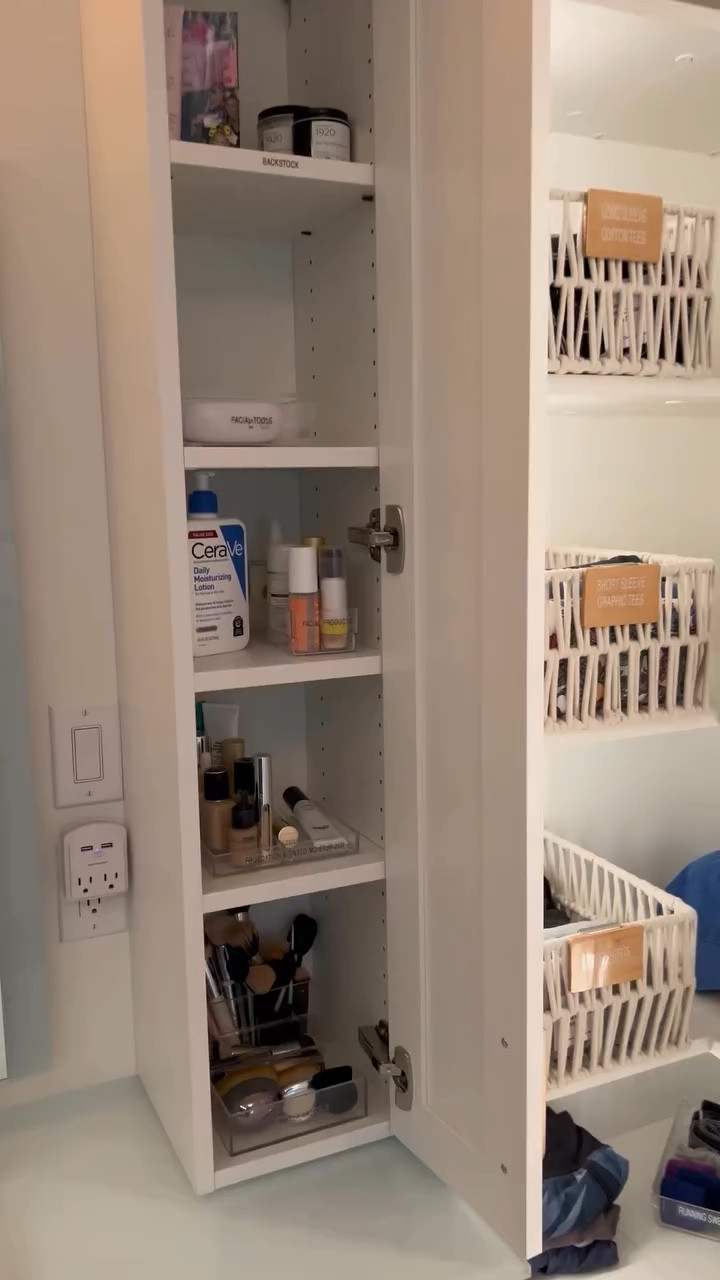 We swear by two pro systems: acrylic-bin drawer dividers and a countertop drawer setup. ✨ Which one would you try first to separate lips, eyes, and face makeup? Tell us in the comments.