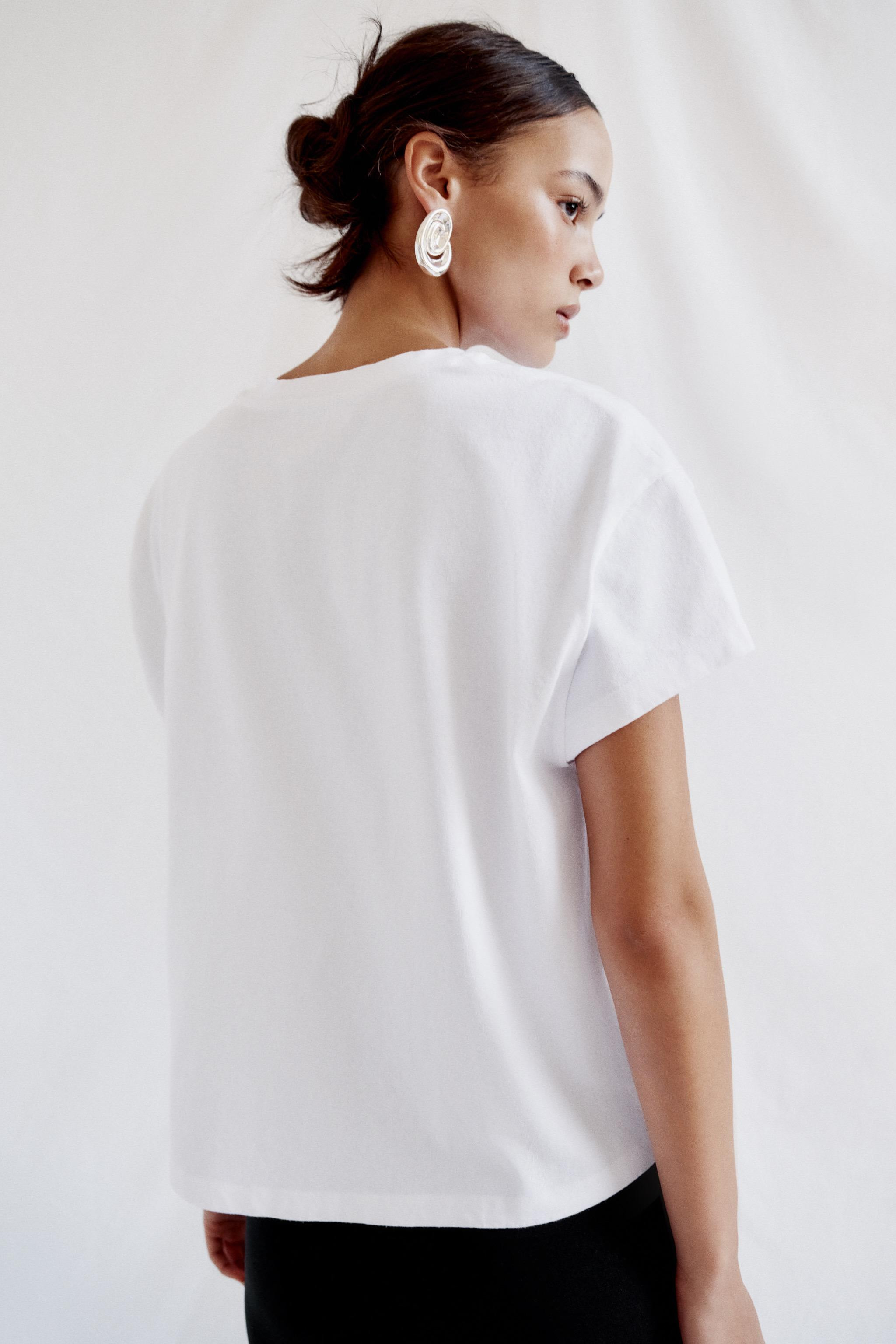 REGULAR FIT - ROUND NECK - REGULAR LENGTH - SHORT SLEEVEST-shirt crafted from cotton yarn. Round ... | Zara US