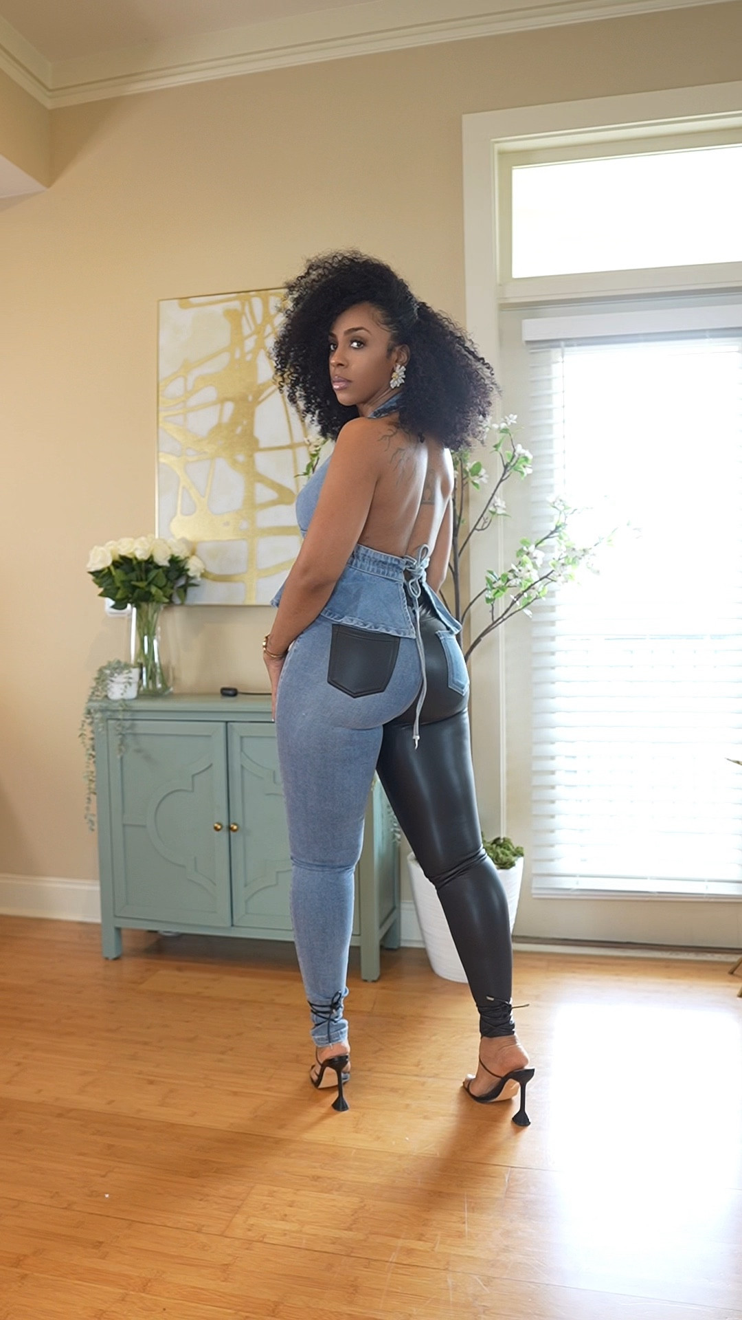 When you can’t pick between denim or faux leather… wear both 😍
This top + pants combo is that girl — edgy, bold, and snatched.
Wearing a size large in both.