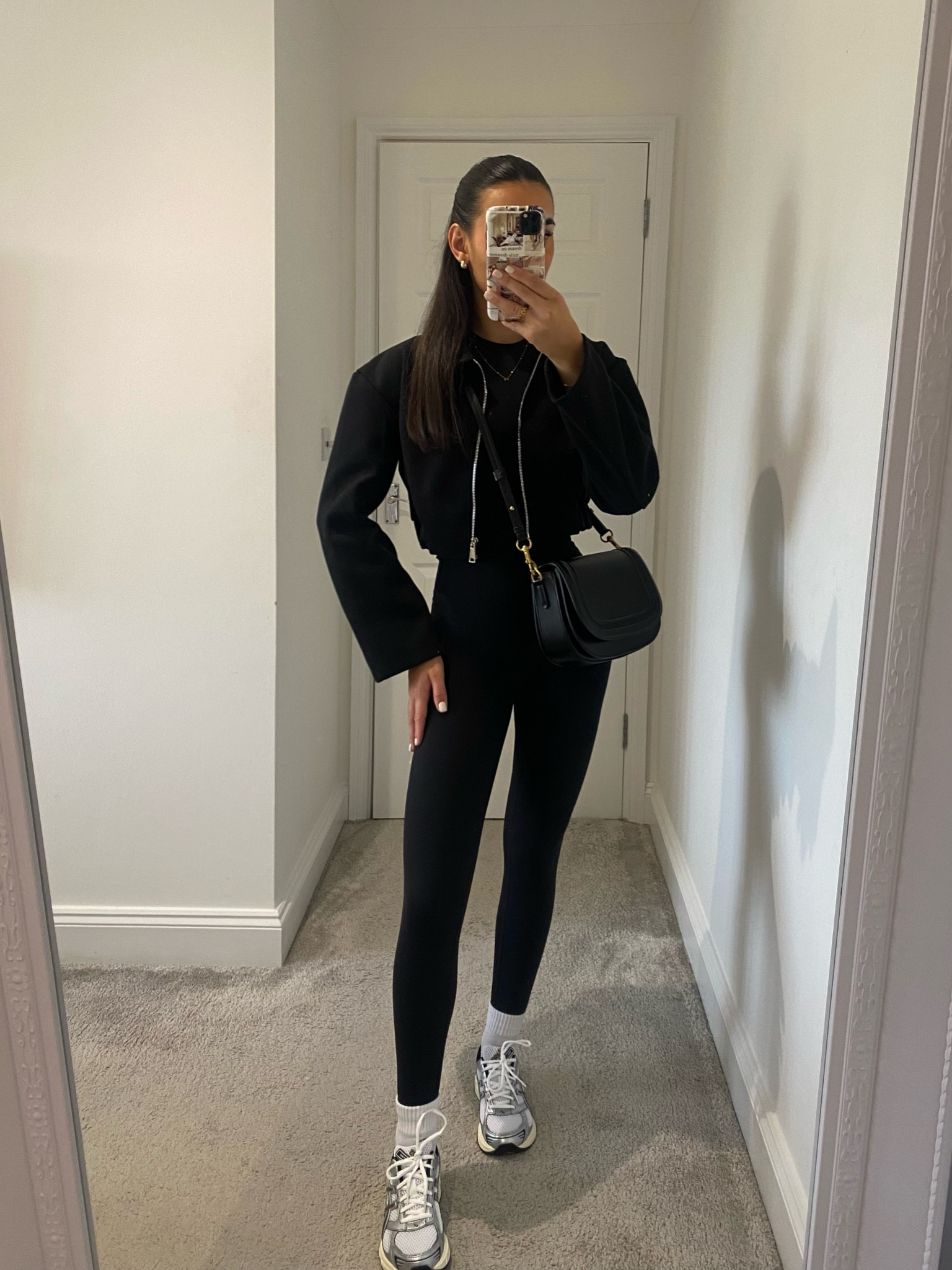 An effortless stylish look that takes 2 seconds to put together!🖤 

