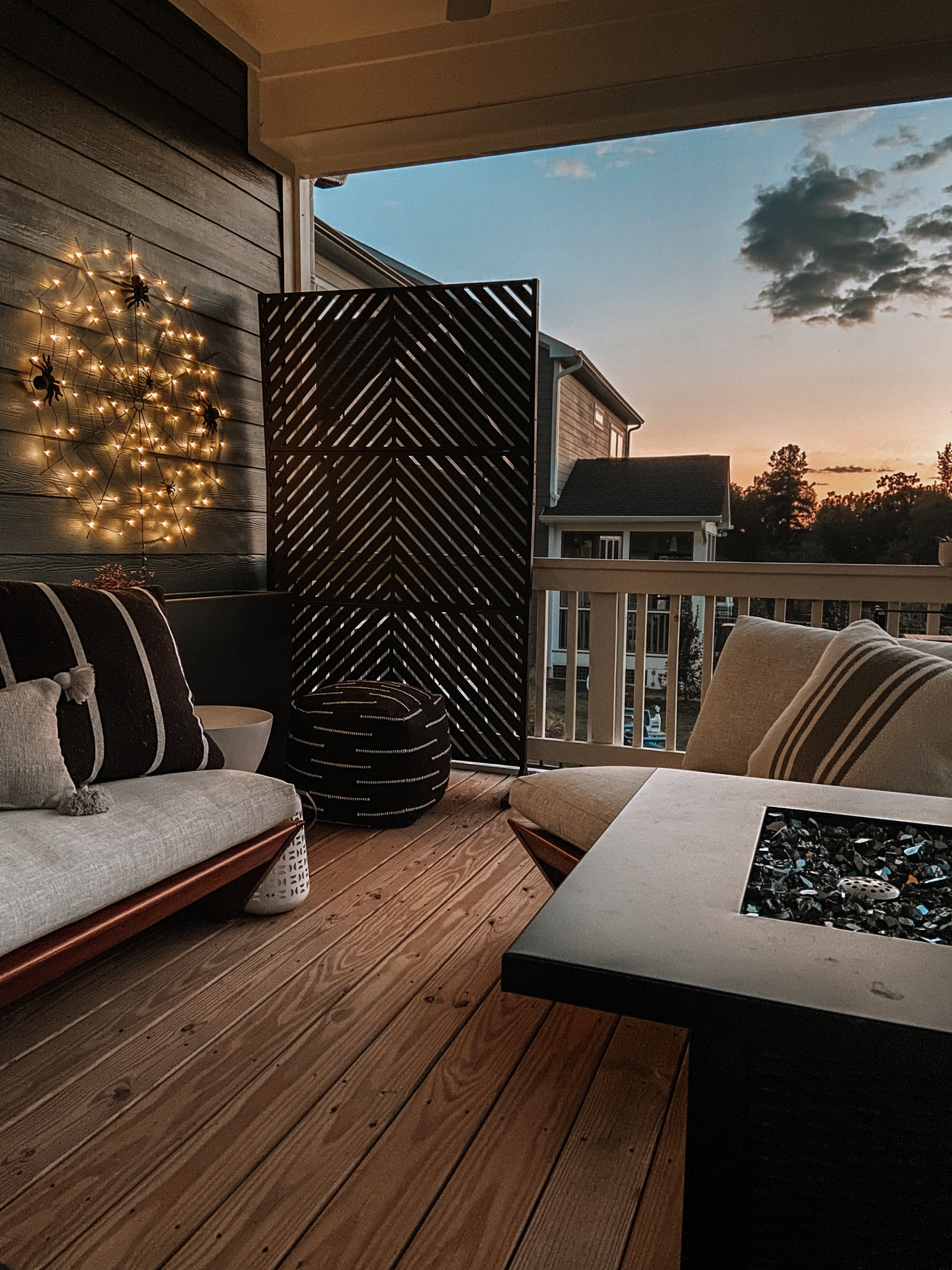 My LED spider webs are back in stock and on sale!! Run!



#LTKHalloween #LTKsalealert #LTKSeasonal