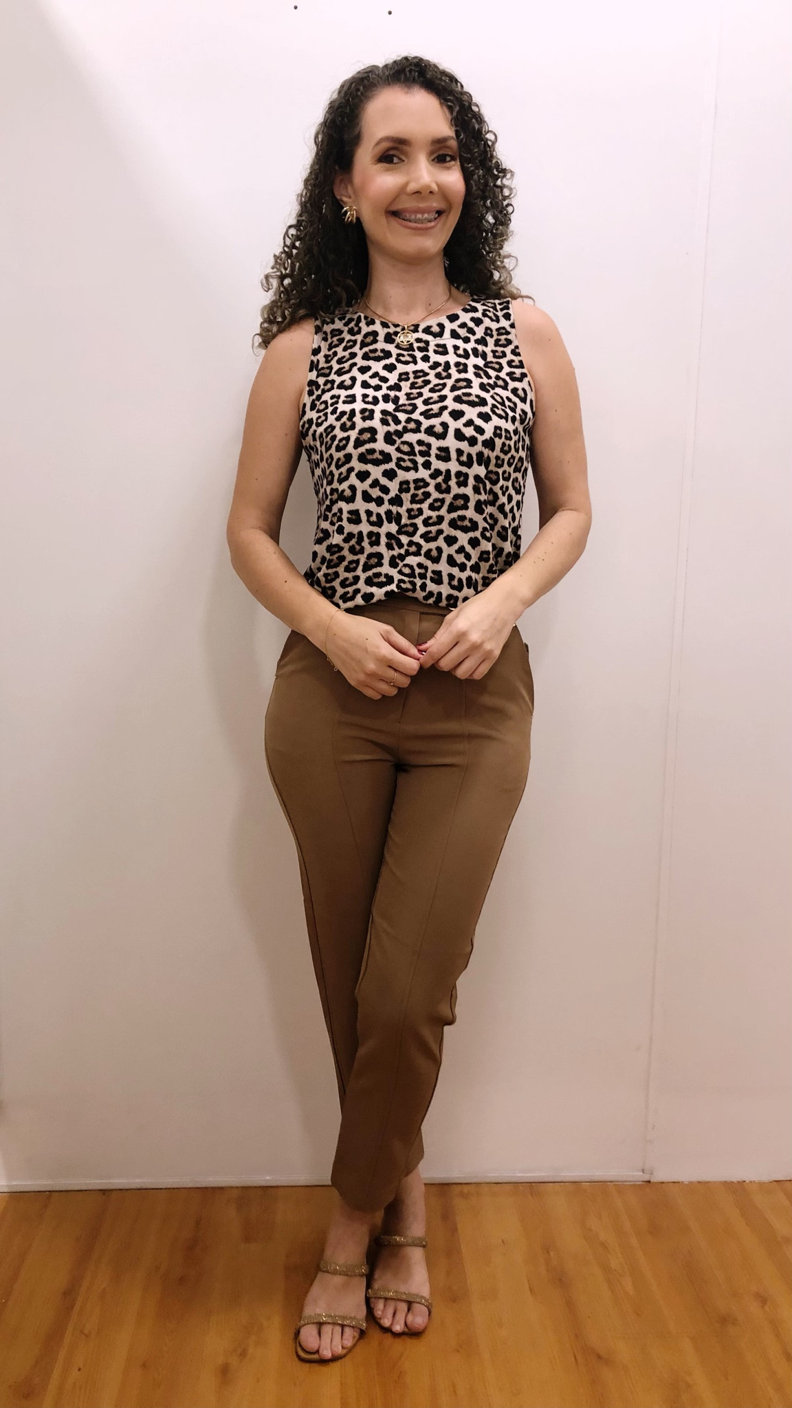 Combinação atemporal e cheia de charme! Blusa em viscose animal print, combinada com calça marrom em poliéster com corte em alfaiataria. Perfeita pra quem tem estilo clássico / moderno. 

#LTKlookdetrabalho #LTKbrasil #LTKdicadeestilo