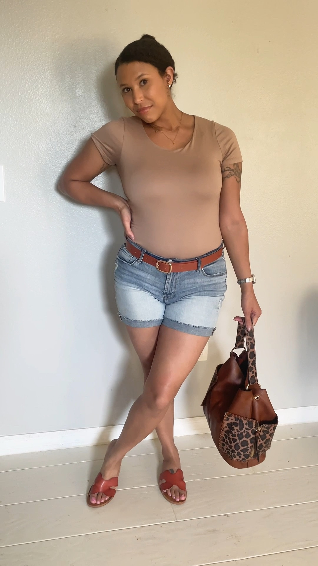 you can never go wrong with the basics 🙌🏽

Styling older pieces in my closet
Top & belt: fashionnova
Shorts: kensie
Shoes: target

#LTKStyleTip