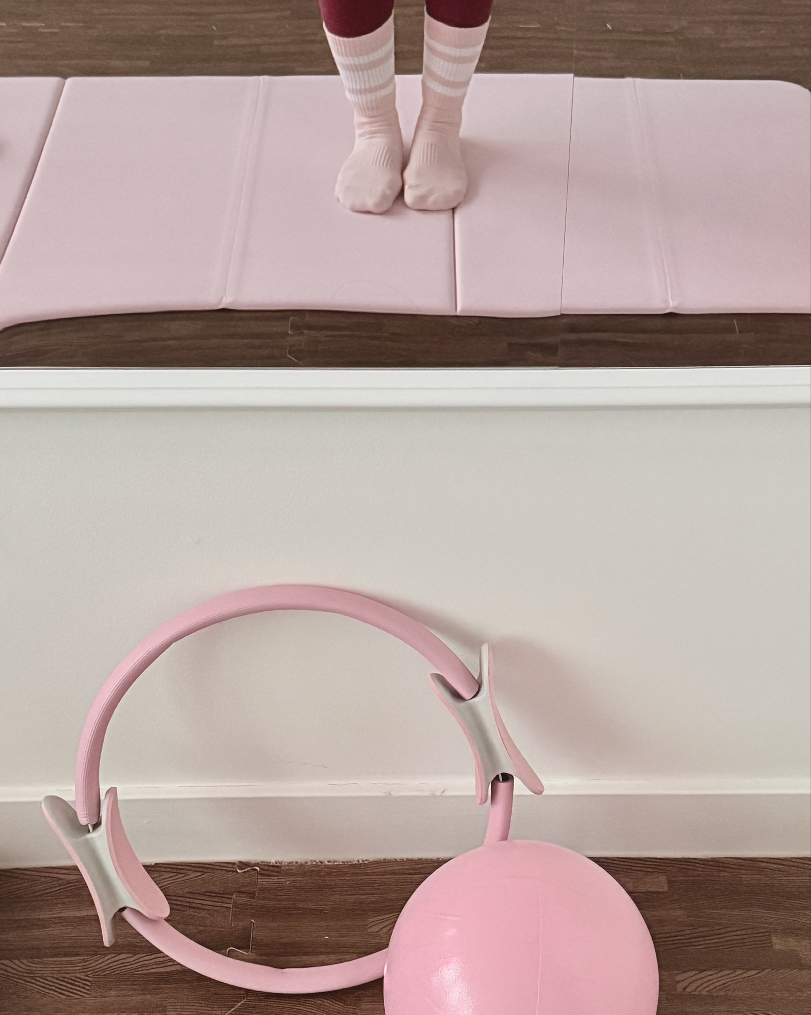 🎀🧘🏻‍♀️Kitten barre, home edition, with my little princess Zinny🐱🐾 She was trying so hard to follow along her first session but she’ll get the hang of it!🫶🏼💗

Did you know you can follow along free full virtual workouts with @alowellnessclub app? It’s a god-send during these winter months when I can’t brave the Boston chill 🥶❄️ It’s a great way to wake up the body in the mornings and feel pumped the rest of the day!

#barre 

#LTKselfcare #LTKfitnessgoals #LTKActive