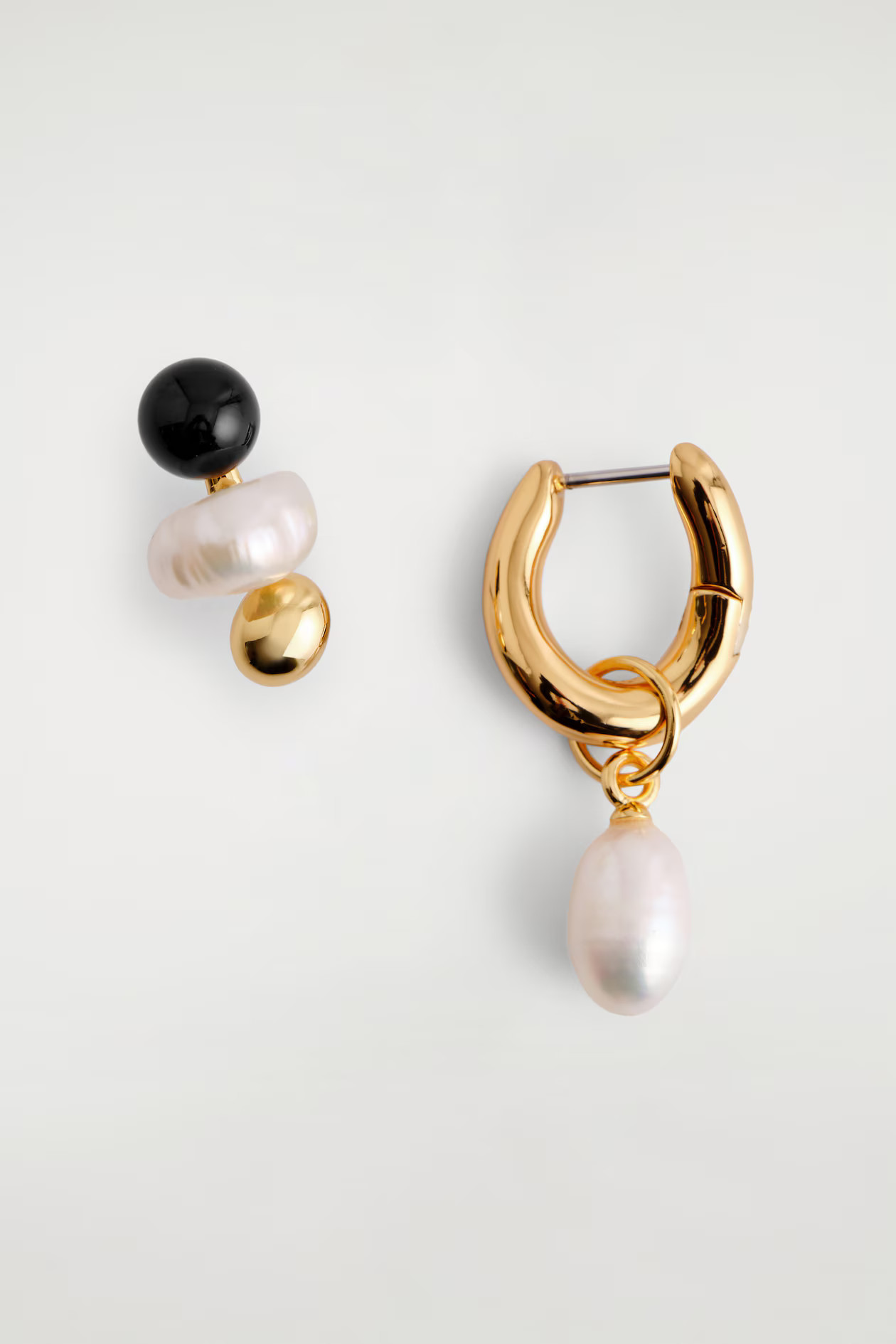 MISMATCHED FRESHWATER PEARL EARRINGS - GOLD / ONYX | COS GB | COS UK