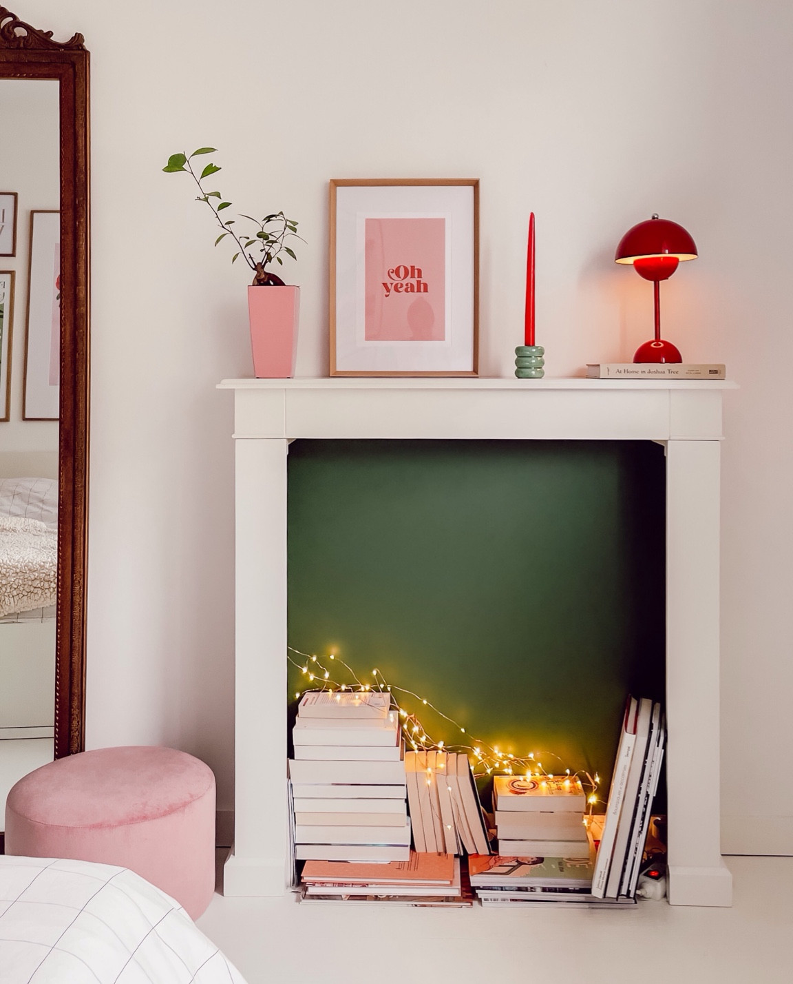 Déco coin cheminée. Tons roses rouges, verts et blancs. Flowerpot, bougie, affiche et beaucoup de livres


#LTKeurope #LTKhome #LTKfrance