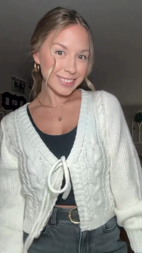 Yesterday’s OOTD for work. 
#ootd #fall #fallfashion #sweater #momjeans #momsofig #shopltk #ltk #gold #jewlery