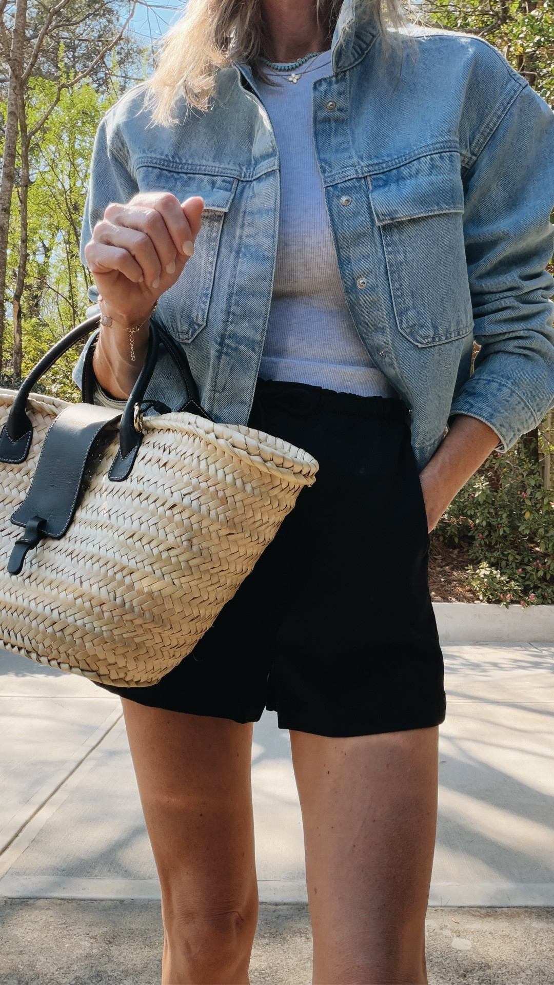 The viral target pants but in a short version 🙌🏻 works day to night. You will love! Size small. 