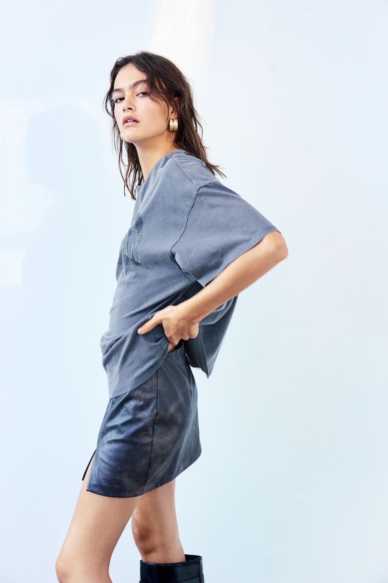 Oversized Motif-detail T-shirt - Round Neck - Short sleeve - Dark gray/Manhattan - Ladies | H&M U... | H&M (US + CA)