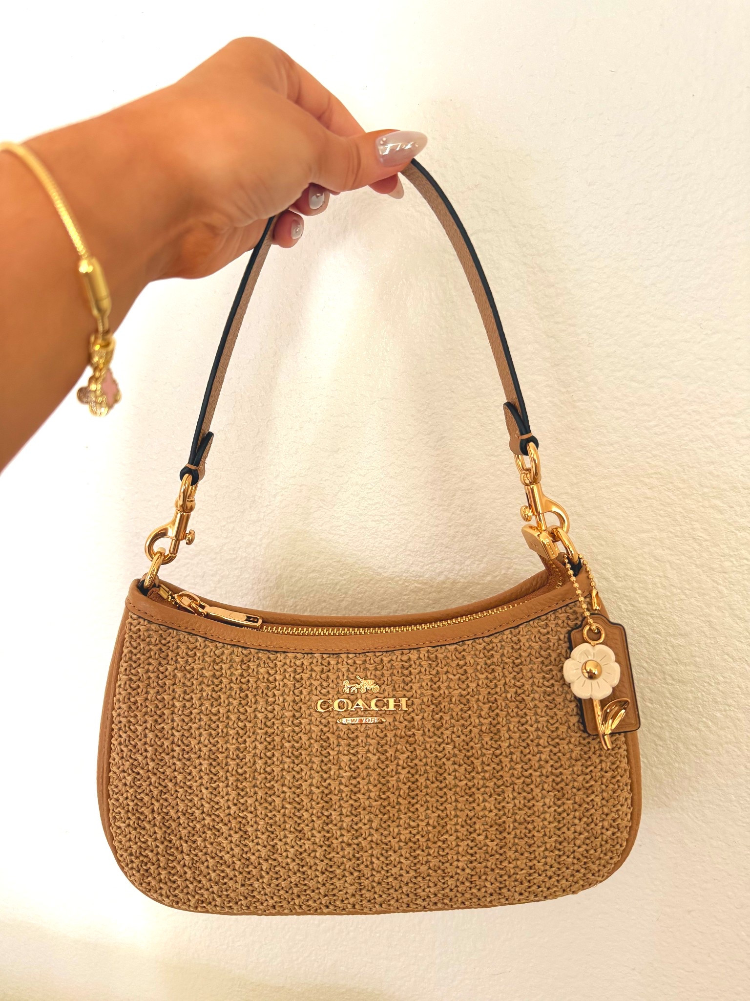 coach purse back in stock!! 😍🤍✨
#coach #coachbag #terishoulder

#LTKootd