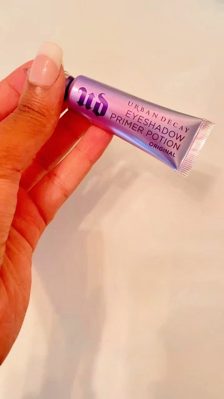 Urban Decay eyeshadow primer potion 

#LTKFindsUnder50 #LTKVideo #LTKBeauty