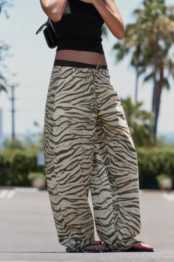 Mid-rise pants. Belt loops and adjustable drawstring waist. Side pockets and back patch pockets. ... | Zara US