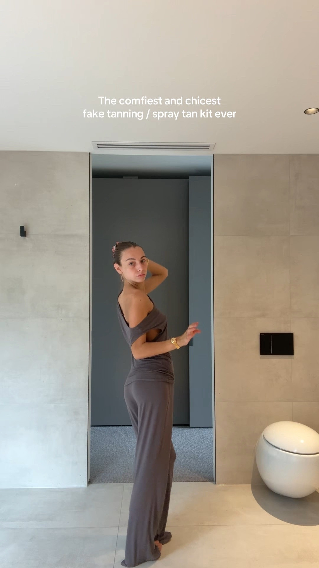 The chicest fake tanning/spray tan kit ever ! I bought this last year from Cotton On body (linked similar below) ⭐️