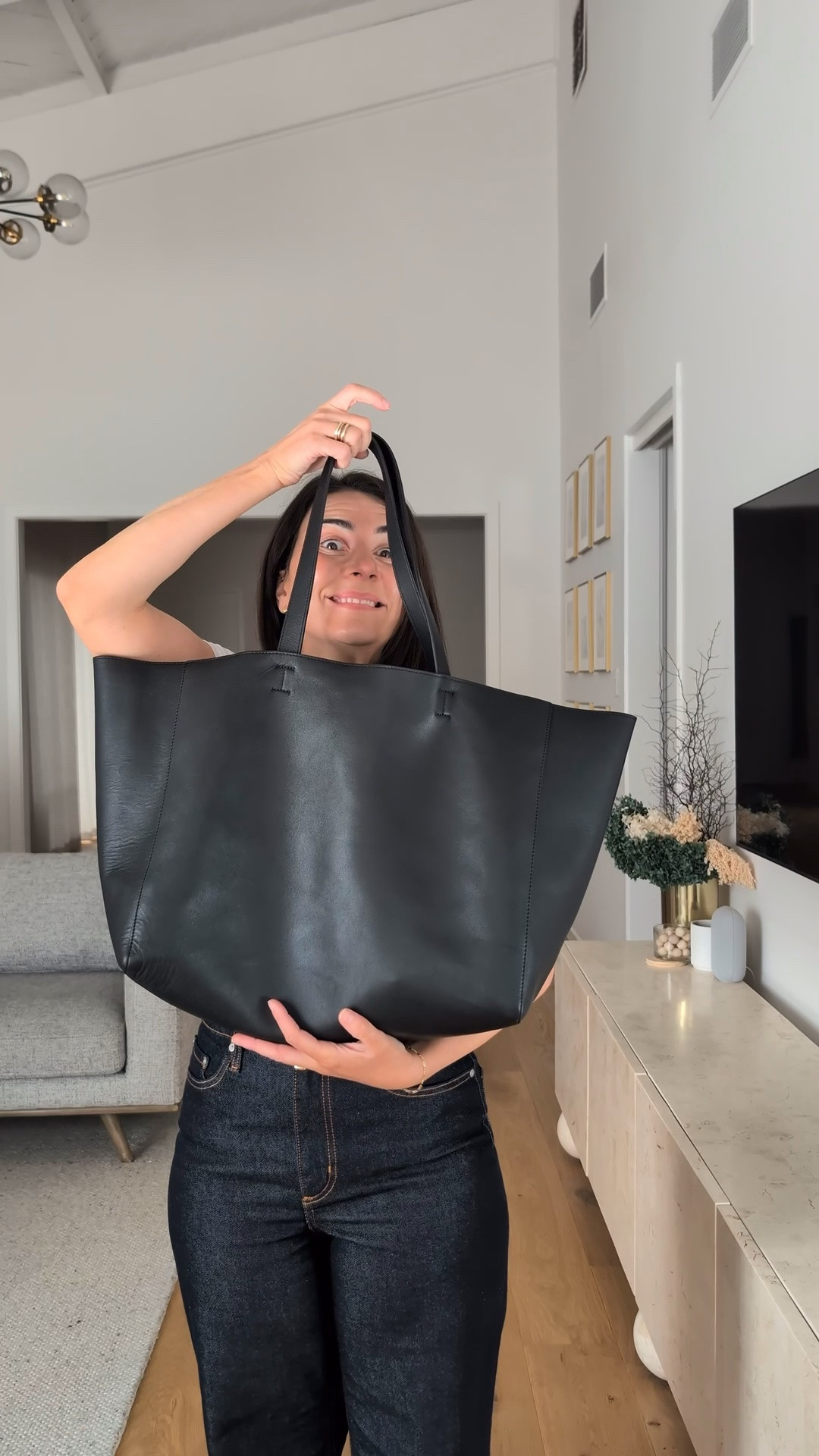 The $200 leather tote that’s full price but is such a bargain it’s practically a sale price. I’ll say it again.. if you aren’t onto Assembly Label leather goods you are missing out.

@Assembly Label