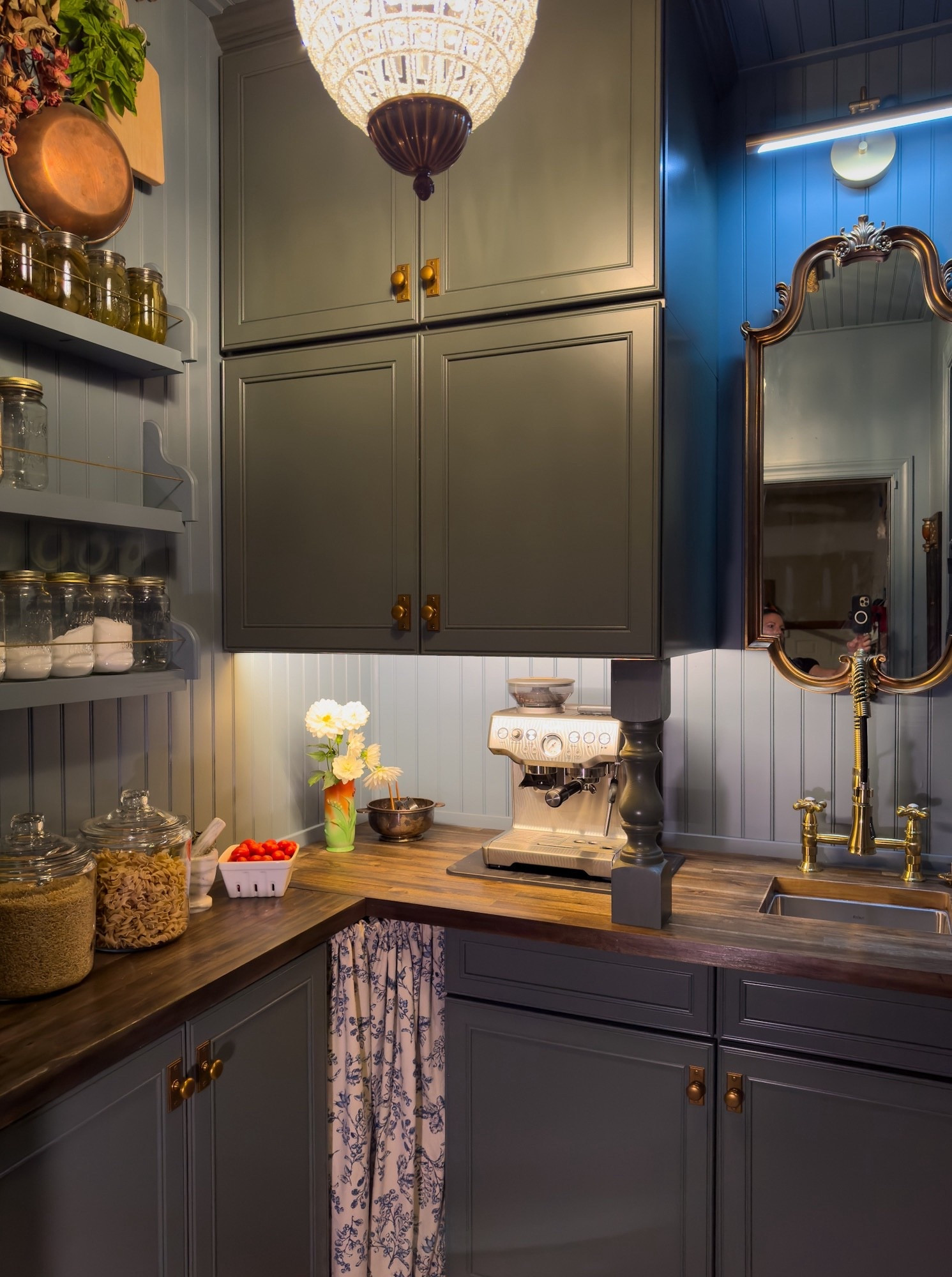 A luxury pantry designed to feel like its own mini kitchen. Thoughtfully organized, beautifully layered, and finished with refined details that make even everyday storage feel indulgent. 

#LuxuryPantry #KitchenDesign #EverydayElevated #TimelessInteriors #HomeOrganization #DesignDetails #HomeDecor #callsigndesign