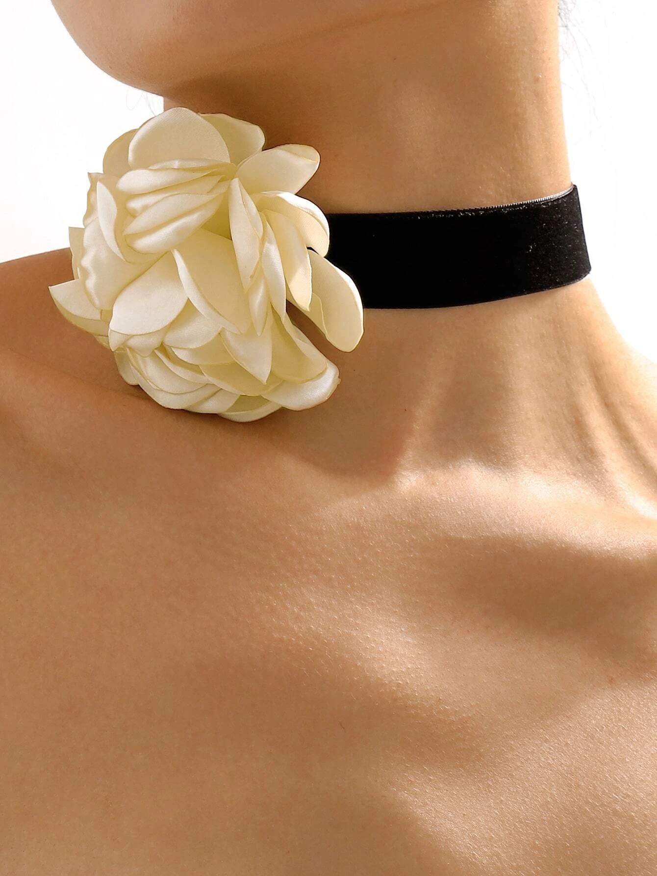 Flower Decor Choker SKU: sj2211172400222949(100+ Reviews)$1.80$1.71Join for an Exclusive 5% OFFS3... | SHEIN