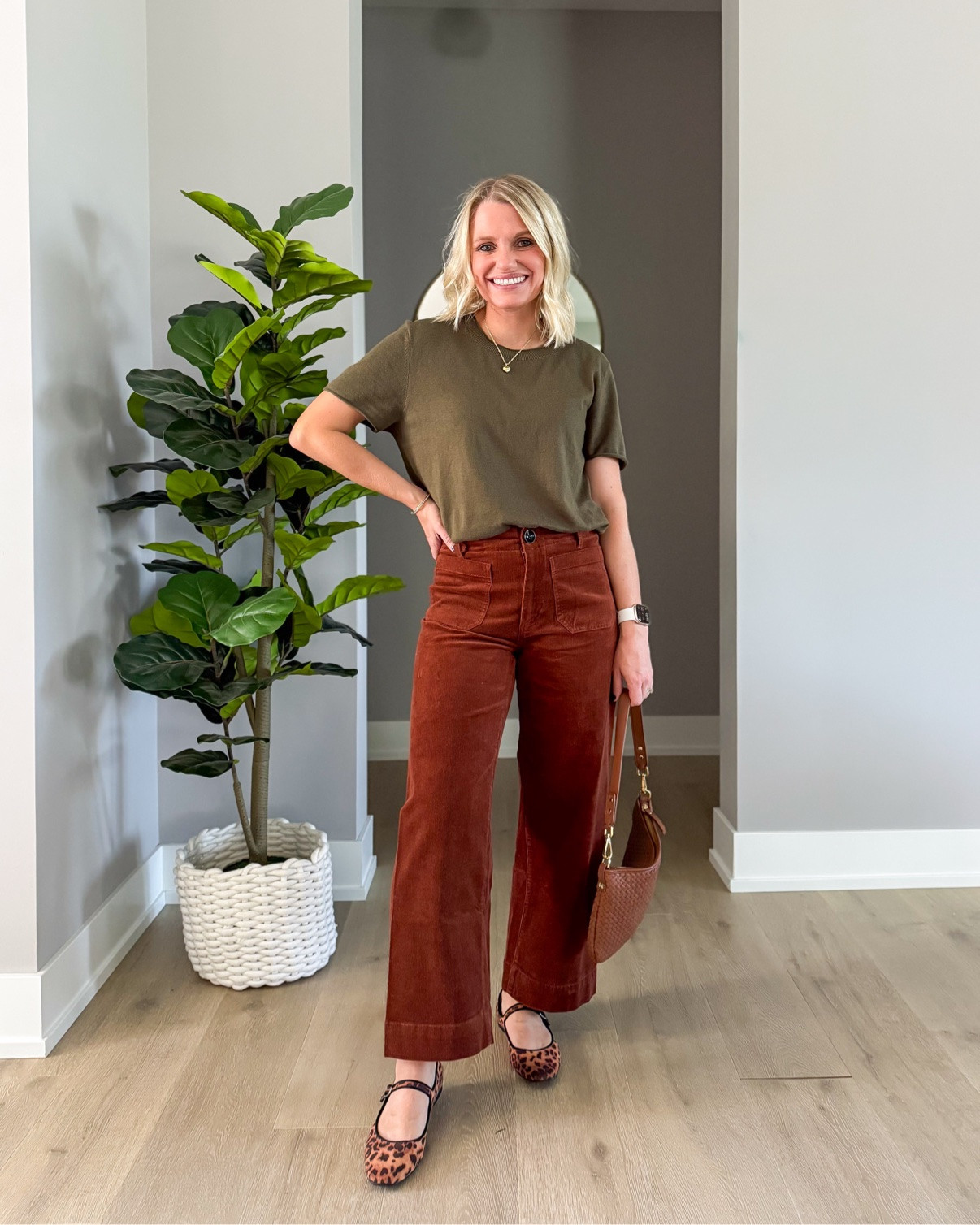 Easy everyday outfit: olive tee and rust corduroy pants from @quince with leopard flats 🤎
Top- small
Pants- 0/short
