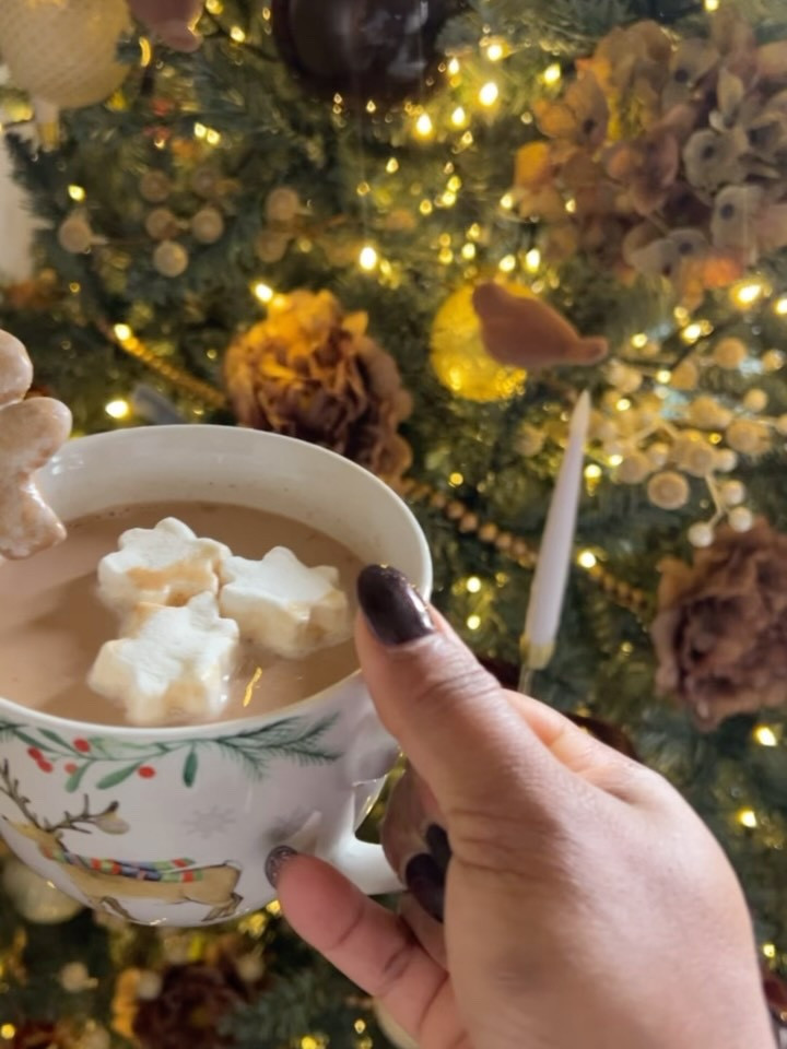 🍫 Hot Cocoa con leche de avena

• 2 tazas de leche de avena yo uso la de @oatly 
• 2 cdas cacao sin azúcar
• 2 cdas chocolate oscuro (opcional)
• 1–2 cdas de tu endulzante favorito
• 1/2 cdta vainilla
• Pizca de sal
• Pizca de jengibre en polvo
• Pizca de nuez moscada
• Marshmallows (opcional)
• Galleta de gingerbread para decorar

Preparación:
Calienta la leche, agrega el cacao y mezcla. Añade el chocolate oscuro hasta derretir. Incorpora el endulzante, la vainilla y la sal. Mezcla hasta que quede cremosito. Sirve y decora con marshmallows. ☕✨🤎

Nota: comenta link para la taza y las galletitas del ginger bread

#HotCocoa #OatMilkHotCocoa #HolidayDrinks #CozySeason #CozyVibes #ChristmasVibes #NavidadEnCasa #HomeCafeVibes #WinterTreats #ChristmasTime #GingerbreadVibes #FestiveDrinks #HolidayRecipe #RecetasDeInvierno #RecetasNavideñas #CasaAesthetic #JennHomeDecor #homedecorlovers
