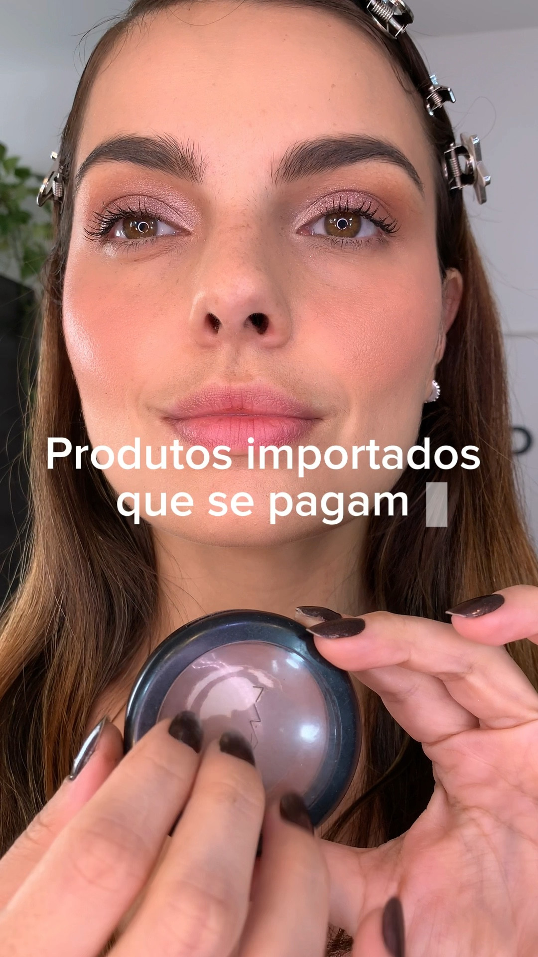 Maquiagem importada é cara ? É! 😅

Vale a pena ? Depende! 🤷🏻‍♀️
Como quase tudo na vida rs

Mas esses 3 que eu separei aqui pra vcs valem cada centavo e eu ainda não achei Dupe pra eles ! 🫶🏻

São eles :

- Paleta de sombra de sobrancelha de @benefitbrasil 
A minha é a número 1 , nunca vi mais universal ! Sem falar que a embalagem é um charme à parte !

- blush harmony da @maccosmeticsbrasil 
Eu uso ele como blush, contorno , sombra … ele funciona pra todo mundo impressionante 

-Base Teint Miracle de @lancomeofficial 
Ela tem um acabamento luminoso e hidratante que sinceramente nunca achei nada igual ! Ela perfeita pra todos os tipos de pele , principalmente pele madura ! Ela abraça a pele de um jeito só dela ! Amo muito ❤️

- Pó translúcido compacto de @fentybeauty 
Tão fino mas tão fino que nem parece que aplicamos pó ! E como não adiciona nada de cor em qualquer pele e fica super seladinho 

Me conta aqui qual a sua maquiagem importada favorita ! 


#LTKbeauty #LTKGiftGuide #LTKbrasil
