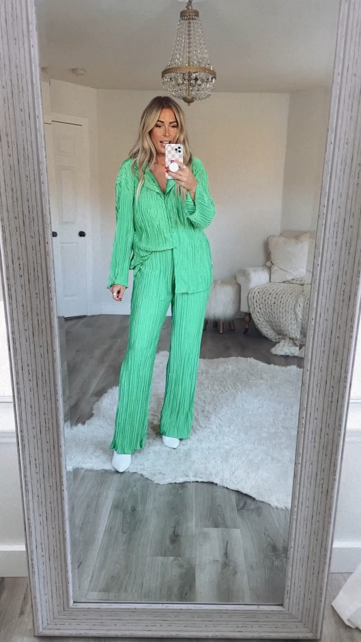 Set fits TTS, but for this fit I sized up to a large for a little looser fit. Boots fits TTS. Sherpa Ugg tazz. Friendsgiving. Fall fashion. 
Pullover. Holiday party. Thanksgiving outfit. Sale 


#LTKCyberWeek #LTKHoliday #LTKGiftGuide