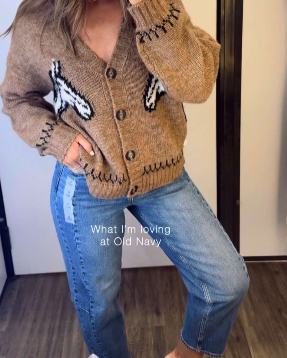 How cute 🥹🐴🤎🤠 wearing XS!! 0 barrel jeans. Size down one! 