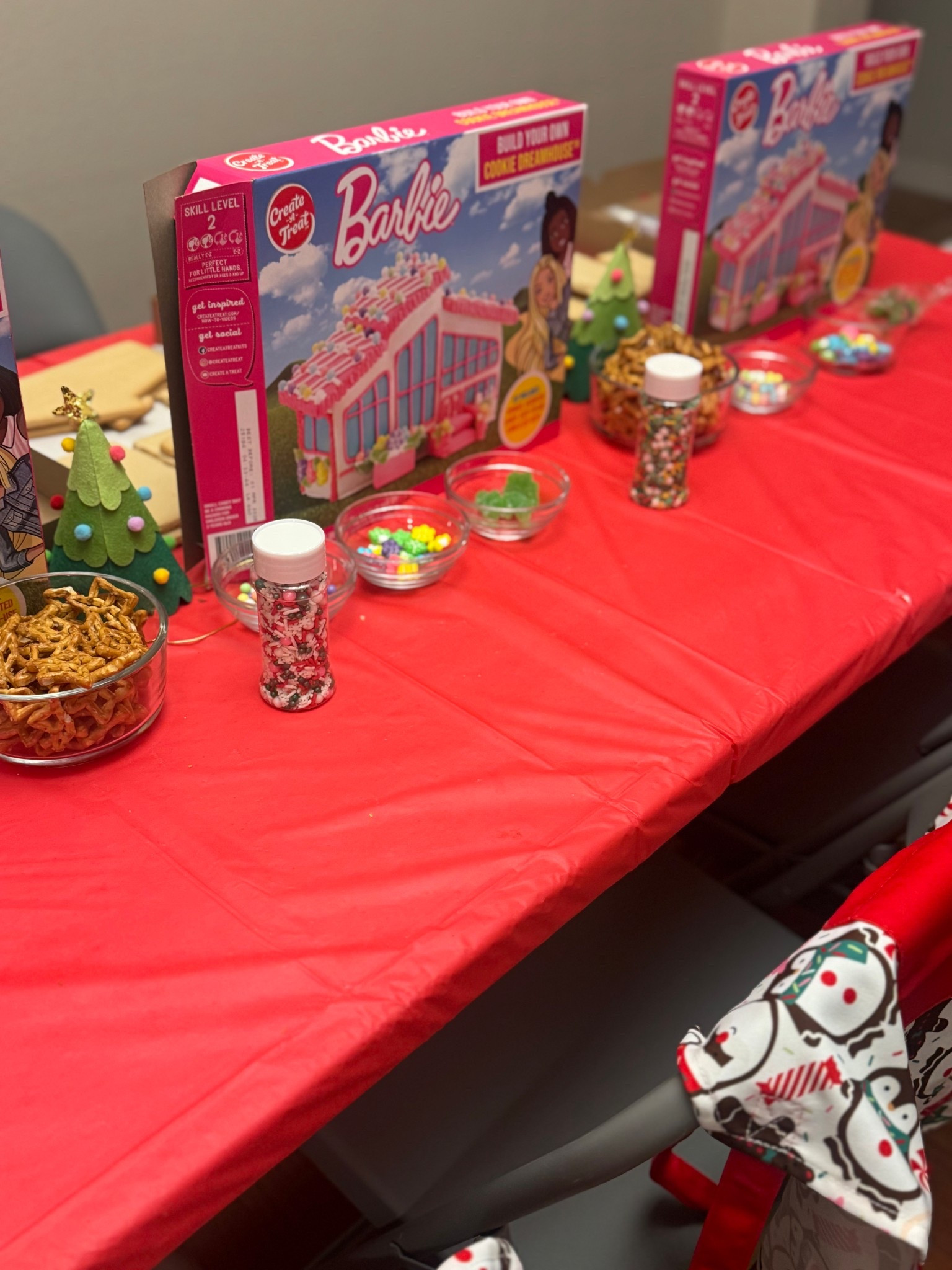 Christmas with little girls. 🩷