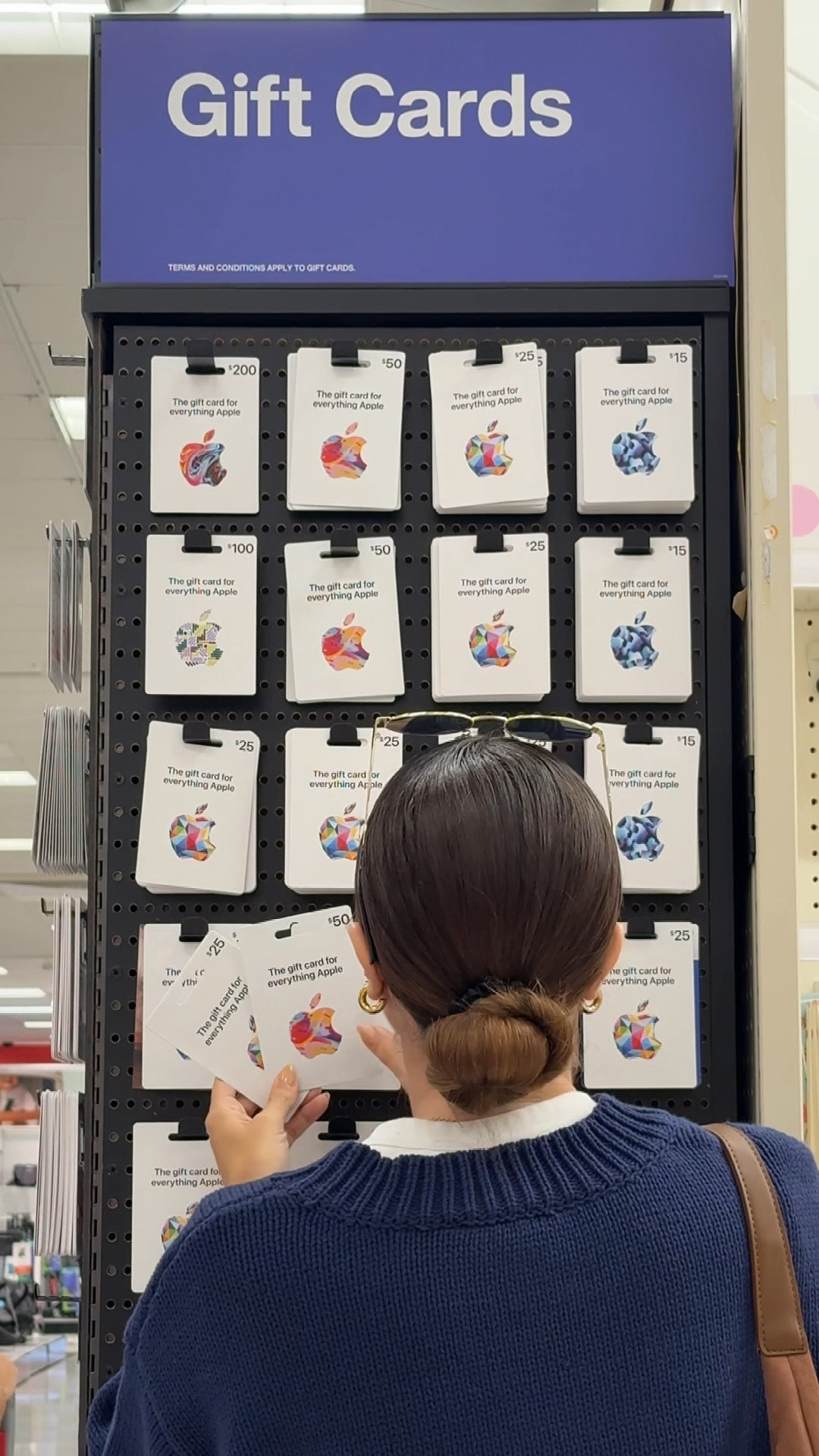 #ad El regalo que nunca falla 🎁 Apple Gift Card: úsala para música, apps, juegos, suscripciones o hasta AirPods Disponible en @Target (en tienda desde $15 hasta $200 y online hasta $500).
#TargetPartner #Target #regalosnavidad #giftcard #regalos 

#LTKGiftGuide #LTKSeasonal