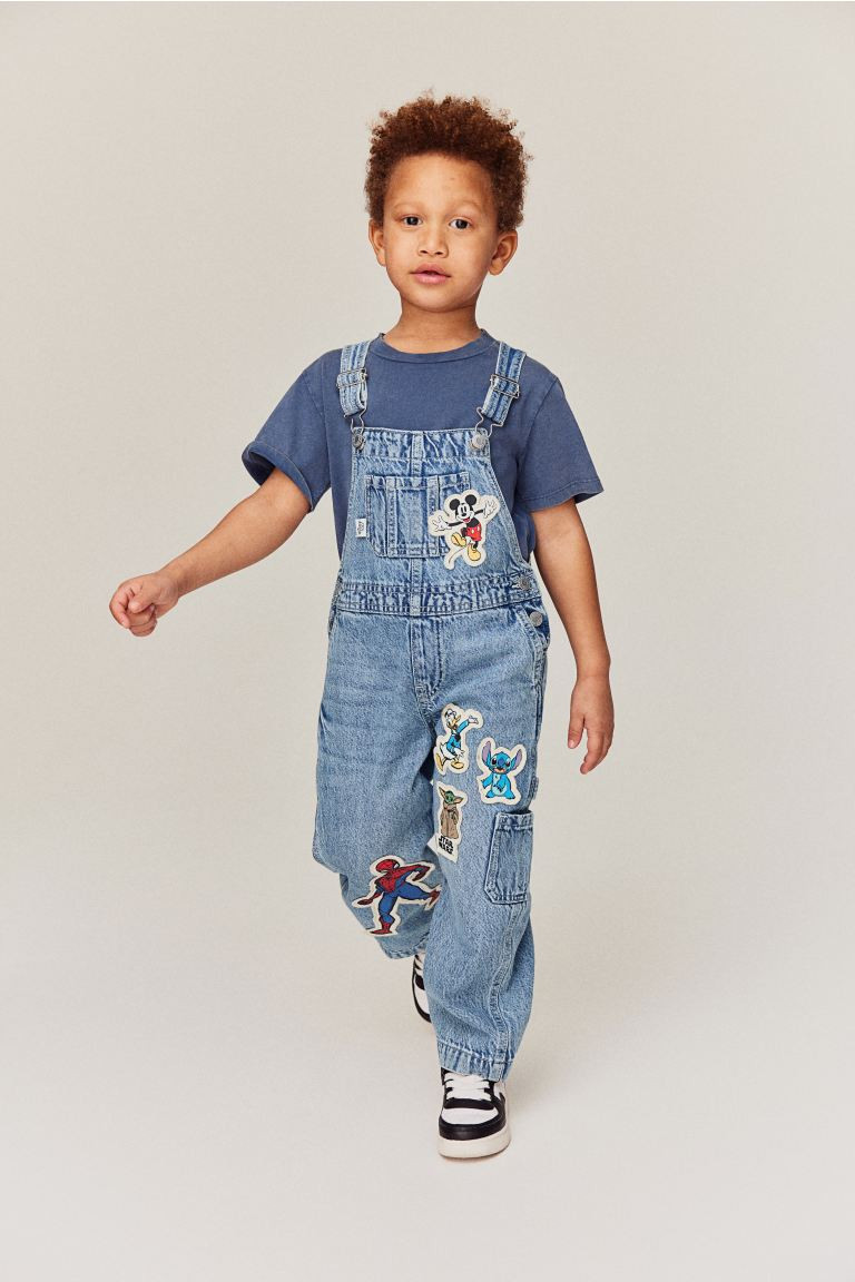 Appliquéd denim dungarees - Long - Denim blue/Disney - Kids | H&M GB | H&M (UK, MY, IN, SG, PH, TW, HK)
