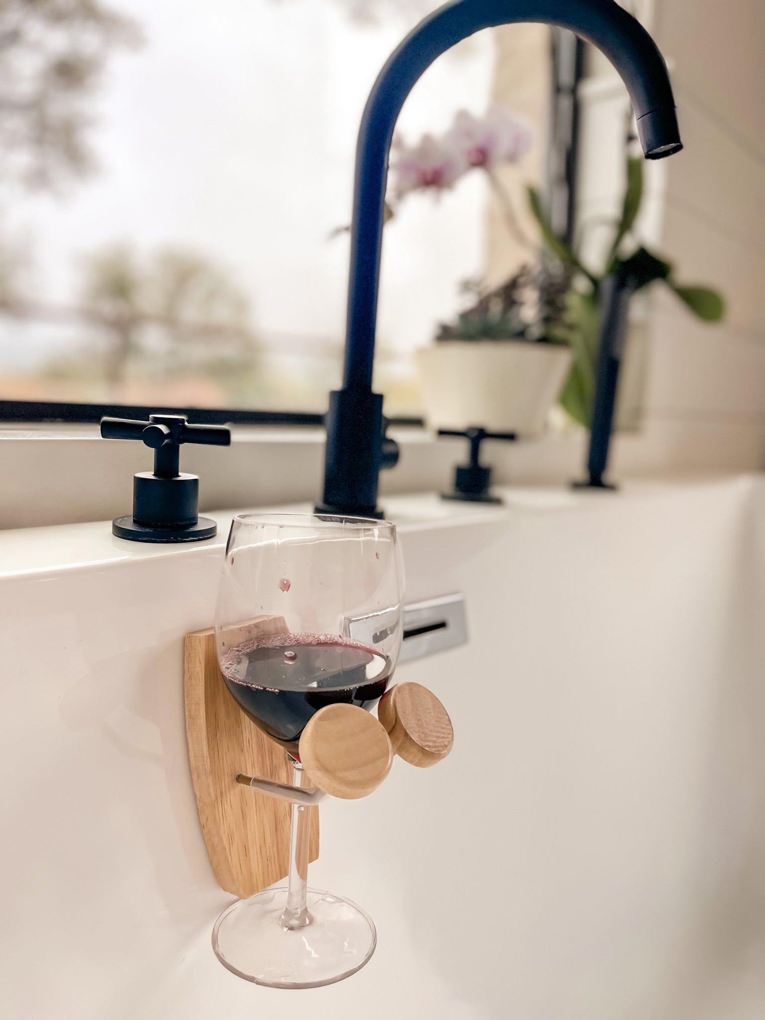 Bathtime Essentials Wine Holder