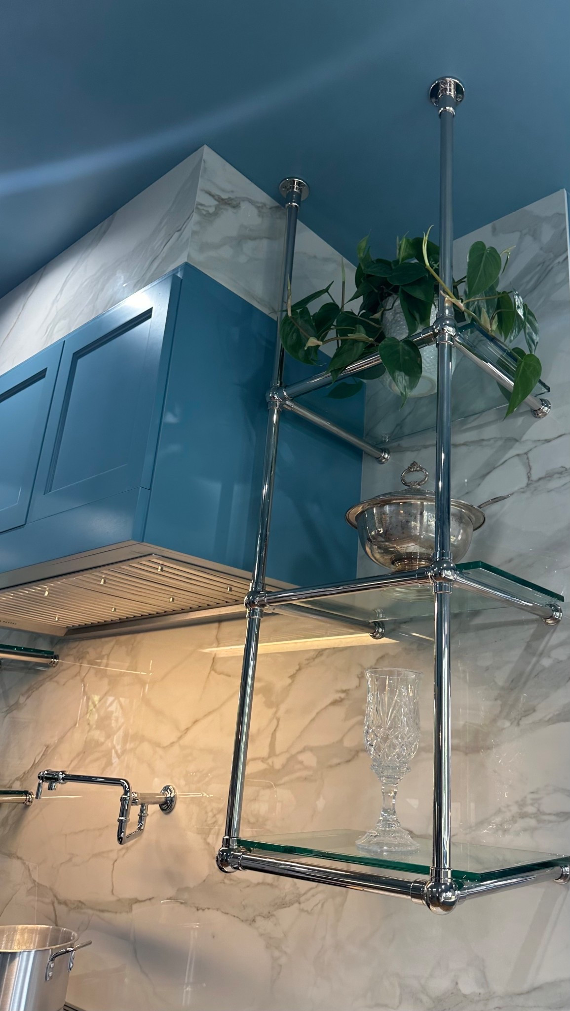 Always love ceiling- or wall-mounted racks—chic, stylish, and surprisingly functional in the kitchen.
#kitcheninspo #kitchendesign #storagesolutions #homedecor

#LTKHome #LTKGiftGuide #LTKHoliday