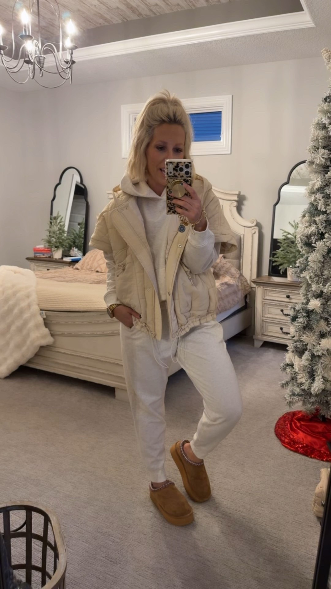 My comfy OOTD!!! I just realized the hoodie and joggers are on sale!!!
⬇️⬇️⬇️
Wearing size medium in everything for an oversized fit!

#LTKootd #LTKFindsUnder50 #LTKSaleAlert