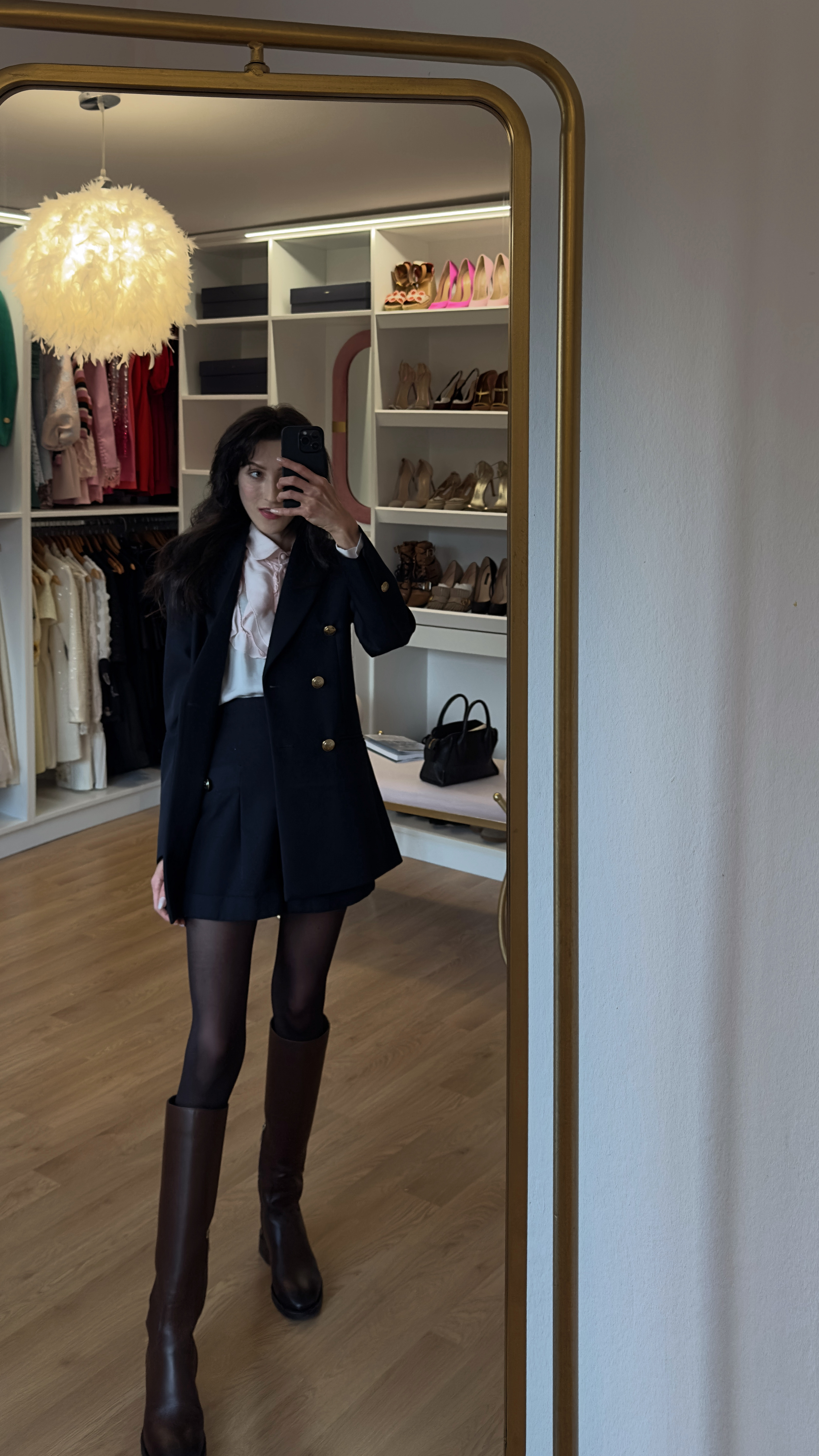 looks femininos, feminino elegante, look basico, estilo elegante, looks basicos, looks femininos estilosos, spring, spring inspo, spring fashion, classy style, elegant style, old money style, spring outfits, european outfits, europe spring outfits, pink blouse, navy shorts, brown tights, brown riding boots, navy blazer, double breasted blazer, French, Sandro Paris 

 #LTKootd #LTKmorningroutine #LTKWorkwear