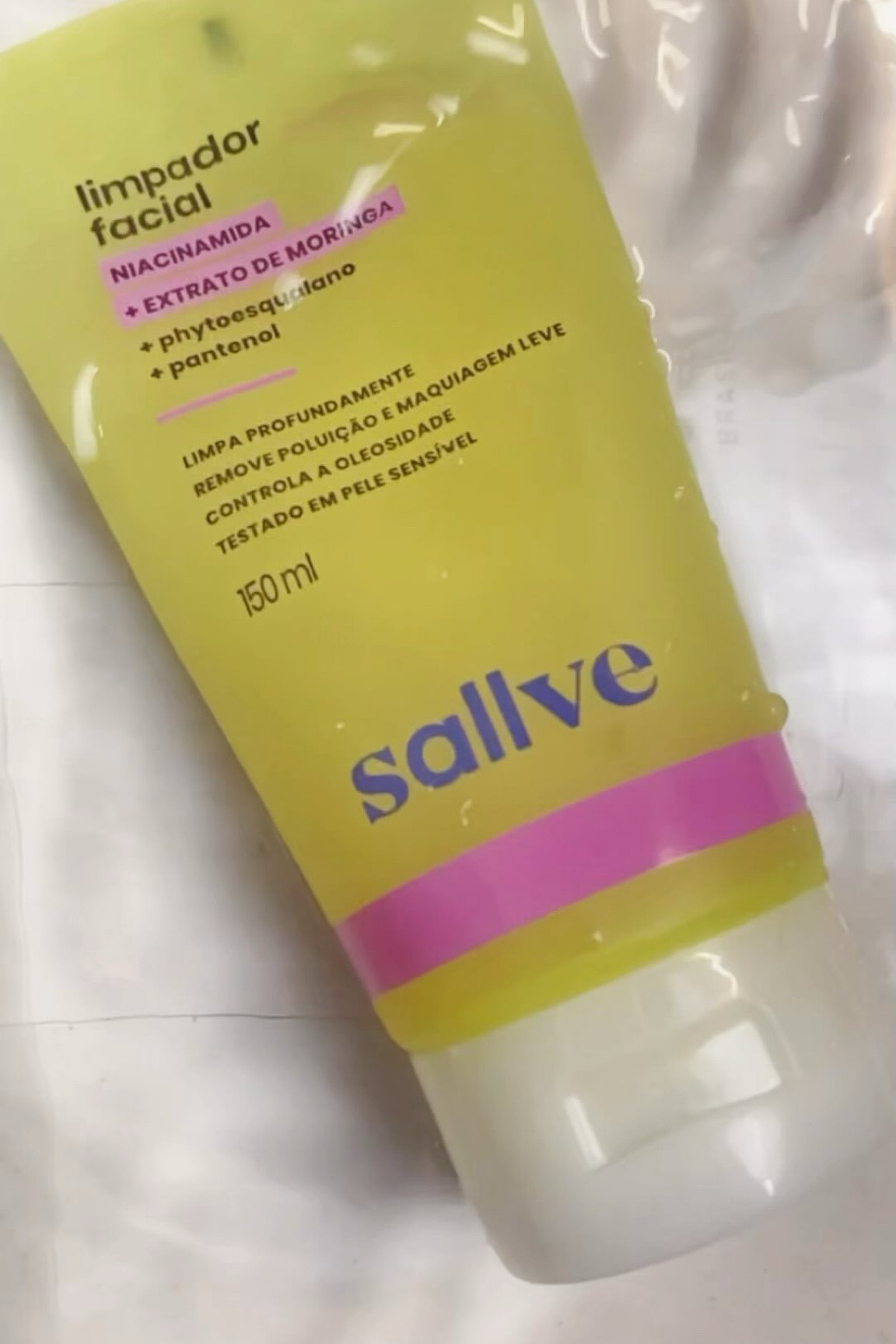 Mais um Pri indica, eu tô usando esse limpador facial da @sallve e estou amando pois deixa a pele sequinha, uniforme e sem repuxar. Agora me conta amiga você já usou esse produto ? Não esquece de comentar e enviar pra uma amiga que ama testar produtos de skincare #sallve #skincareroutine