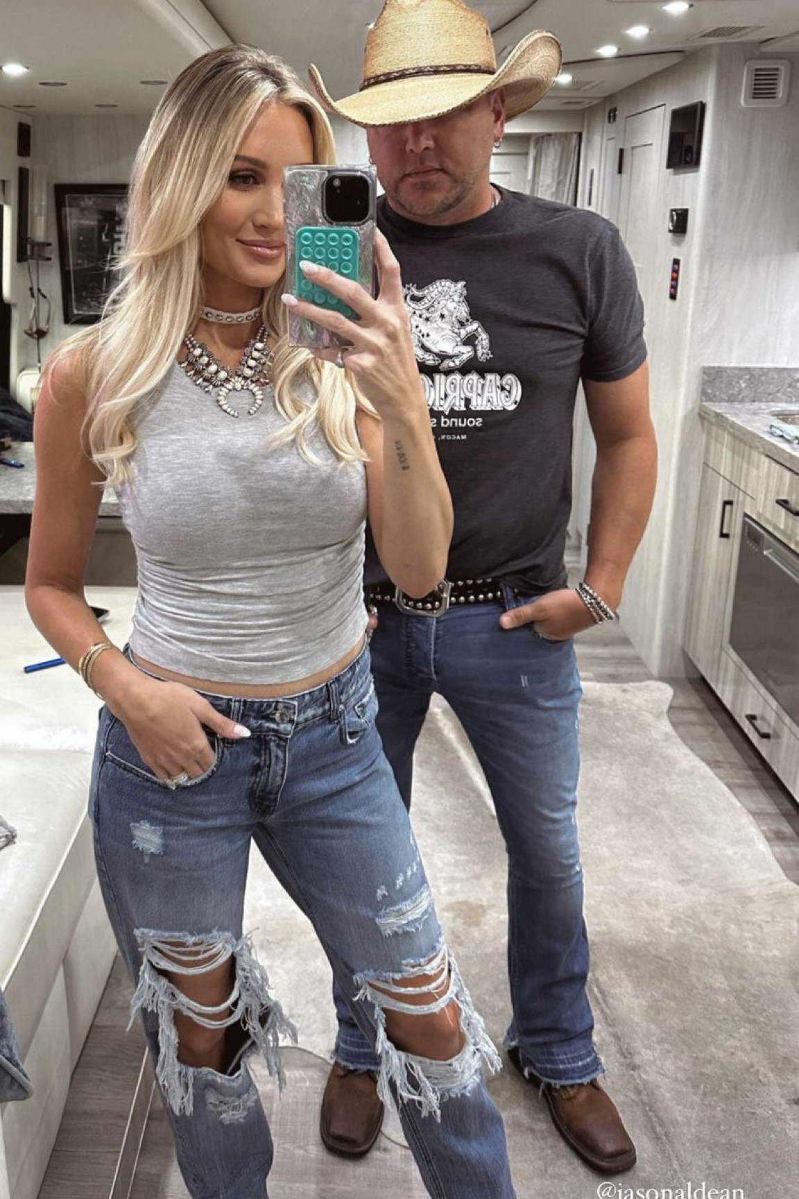 🤍 Florida show! This tank is so comfortable. I linked a few of my favorites. 

tank l jeans l tour l concert