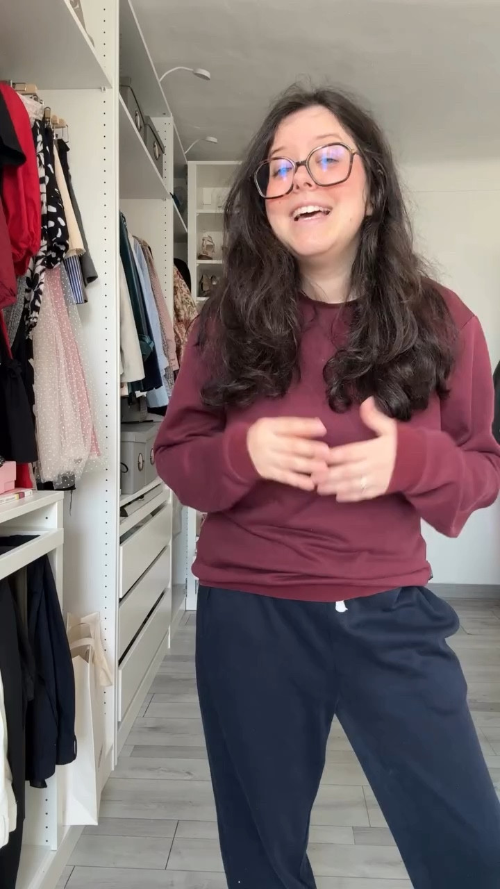 On revient à la base du #defimodeclaire : ressortir une pièce qui dort dans le dressing et essayer d’en faire un vrai look. Cette fois, j’ai choisi une blouse que je ne porte presque jamais. L’idée, c’est de lui donner une vraie chance et de voir si elle mérite mieux que le fond du placard. 

Alors, défi réussi ou raté ?

*certains produits de cette publication ont été reçu gratuitement

#LTKstyletip #LTKspring #LTKfrance