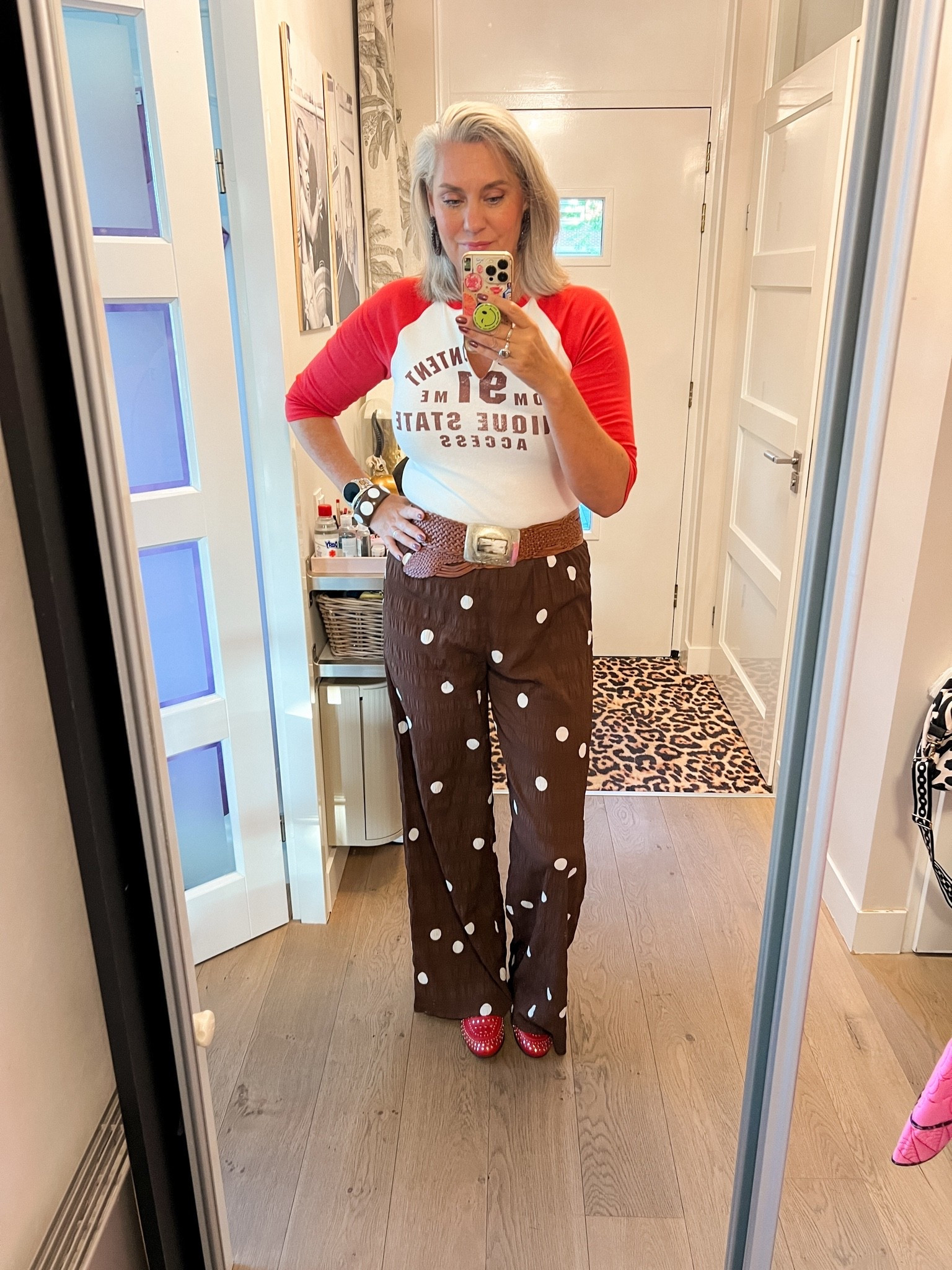 OOTD - Woensdag. Een witte raglan top met rode mouwen en een bruine tekst print (L) op een bruine polkadot broek (42), een bruine leren riem uit Ibiza en rode loafers (oud).

#LTKnederlands #LTKeurope #LTKmidsize