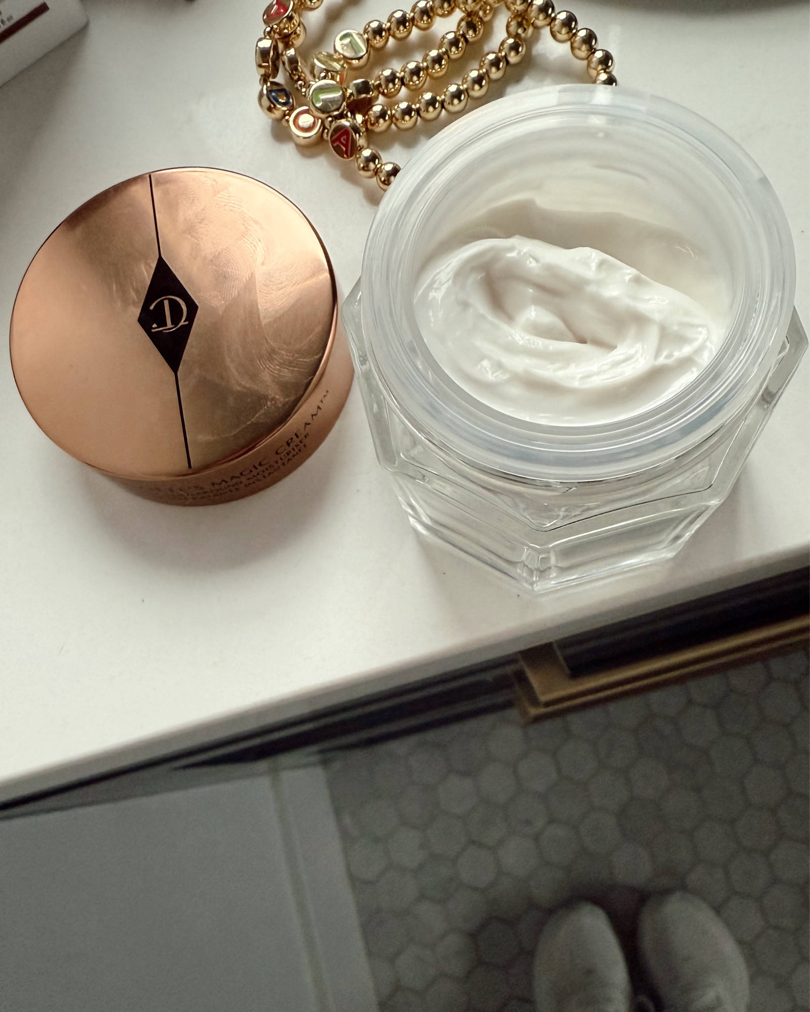 truly obsessed with this magic cream from @charlottetilbury! 😍 a skincare miracle worker for sure! 
@charlottetilburyskincare
@sephora
#magiccream #sephora