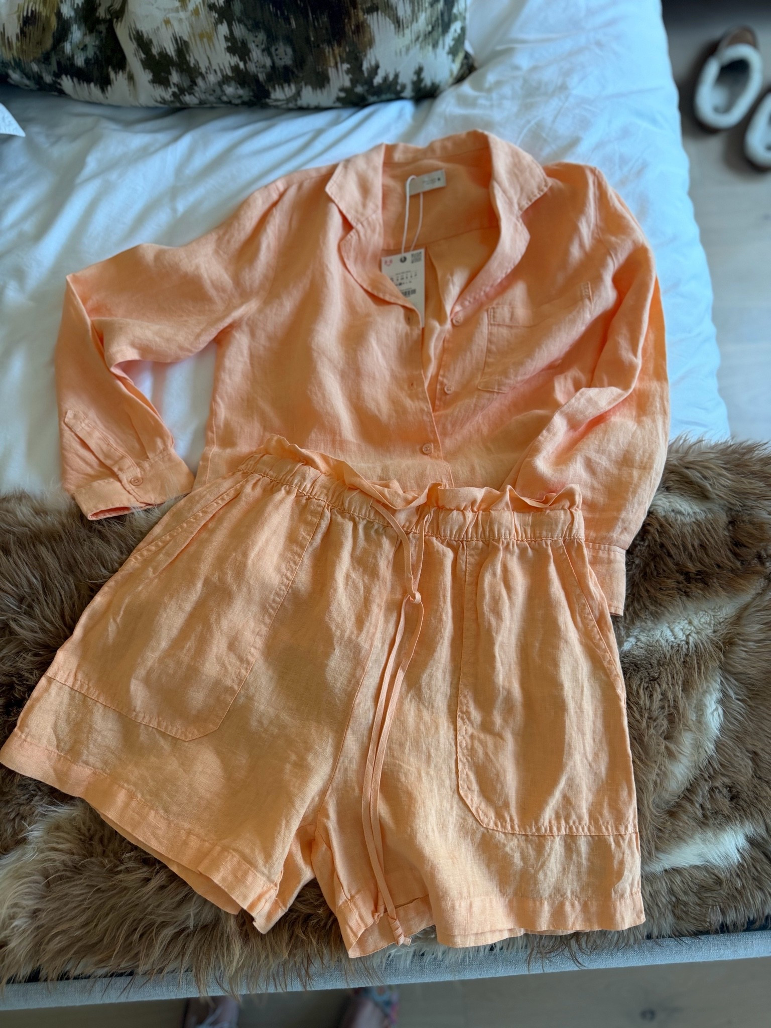 Such a cute linen set for summer! I’m wearing the small in both.
