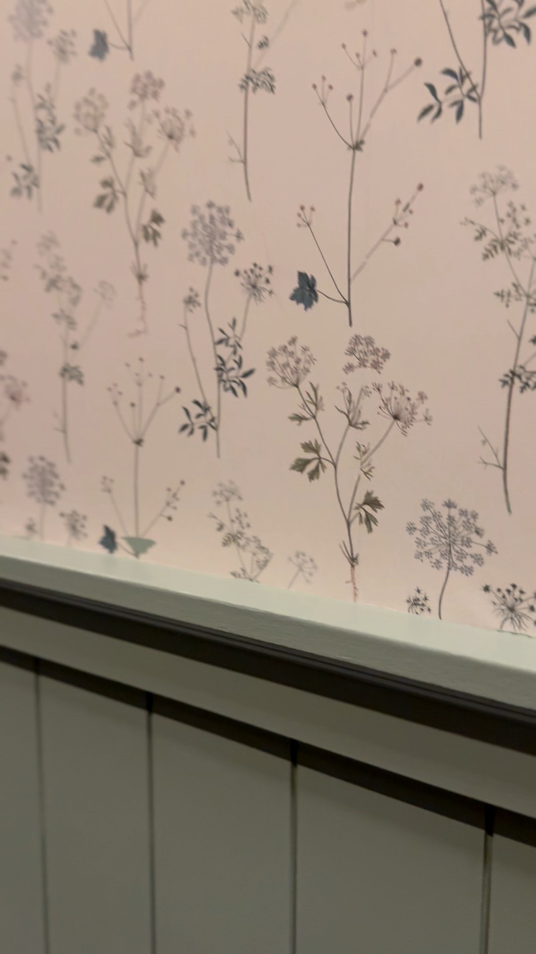 Links for the wallpaper and light fixture 