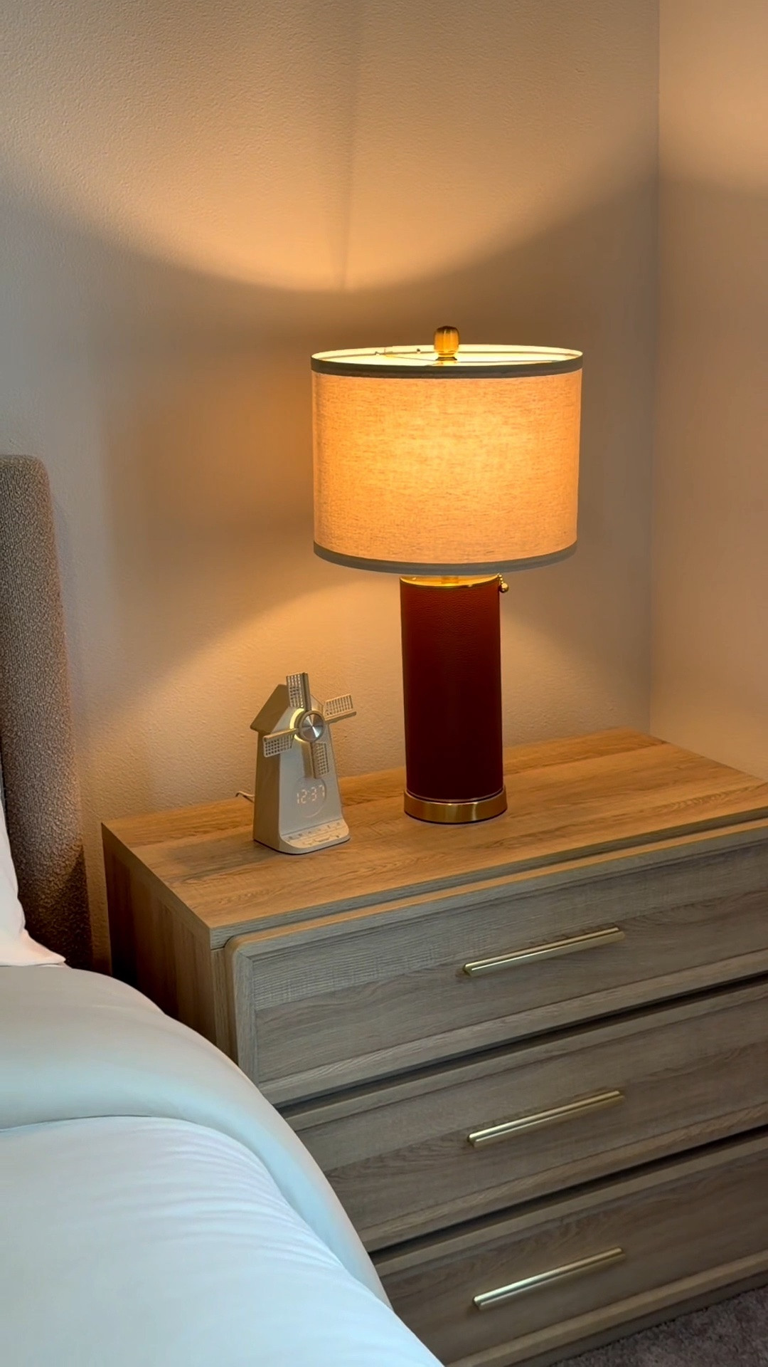 Este despertador me pareció perfecto para la habitación de mi niño 🤍⏰

Me encantó su diseño en forma de molinito de viento, pero sobre todo que tiene luz y sonidos súper agradables, ideales para que pueda despertar por la mañana de una manera mucho más tranquila y sin esos sonidos fuertes que a veces nos atormentan al levantarnos. 🥹✨

Además de funcional, se ve precioso en su habitación. 🤎

Comenta la palabra DESPERTADOR y con gusto te envío todos los detalles. 🔗✨

@reteyungtech

#reteyung #reteyungalarmclock #amazonfinds #HabitacionInfantil #Despertador