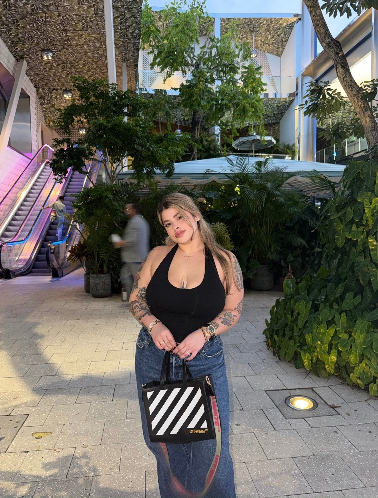 Look completo aquí 🖤 
La cartera se agotó en negro pero está disponible en blanco 😍


#LTKSeasonal #LTKgrwm #LTKootd