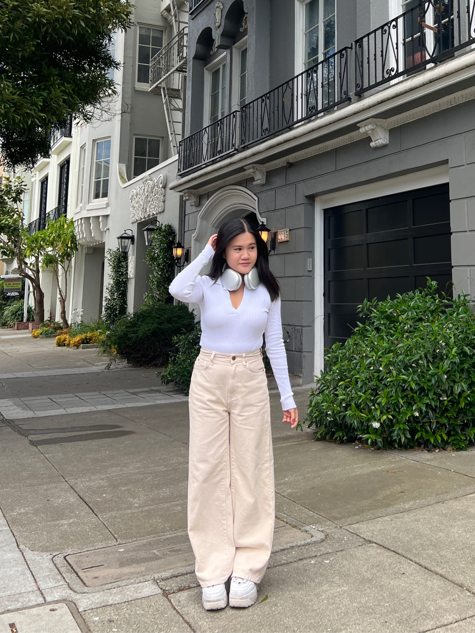 a stroll in the city with my @apple airpods max 🎧 

#LTKunder50 #LTKfit #LTKstyletip