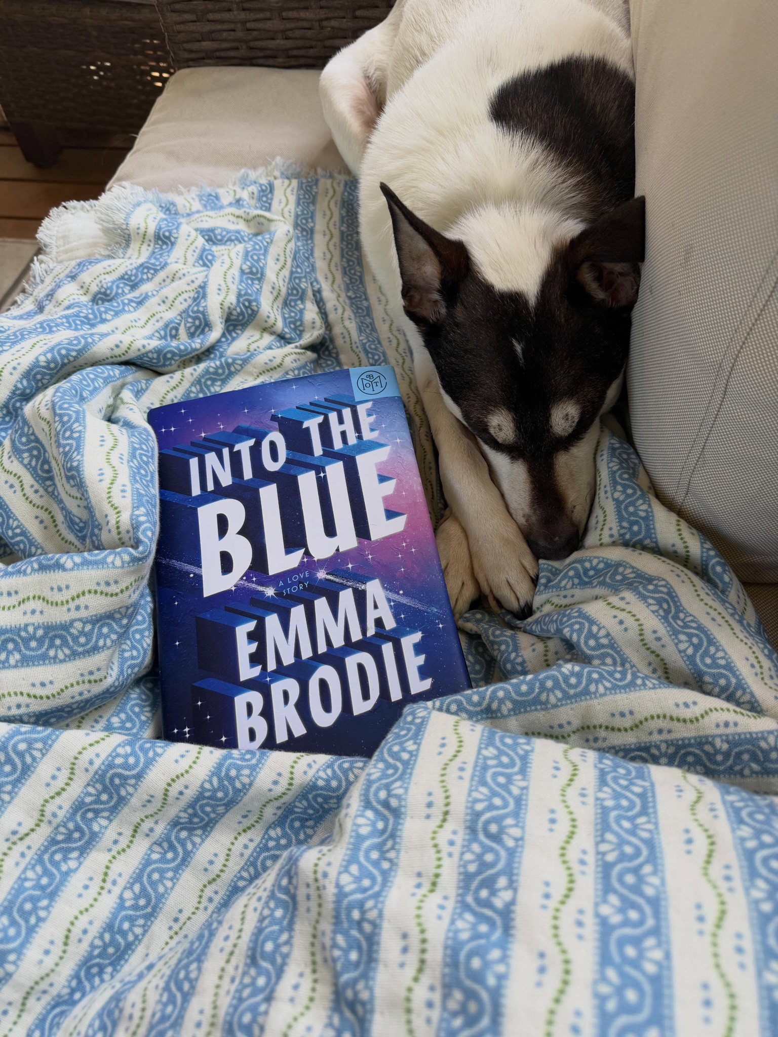 1. If you like romances, I can't recommend this one enough. I was glued to it all day on Monday (see #2). Don't let the sci fi stuff scare you - it's for only a part and I caught on. And I don't usually  The worlds built inside this book made me feel like I knew the characters in real life. My first five star of the year (I've only read three books, though) 

2. Once you get the hang of @getbrick, it is a lot easier to use. I rely on schedules otherwise I still leave the house without unbricking. And I block shopping/browsing now, which turns out I did more than social media. 

3. I forget what else I put in here, but just trying to take more pictures and post them. 

5? I can't remember what photo it is but I love my brows and @b.browsbar and @refybeauty. 

I'll post all the relevant links to my LTK if you want anything (link in bio) or you can comment and I'll send you a link.