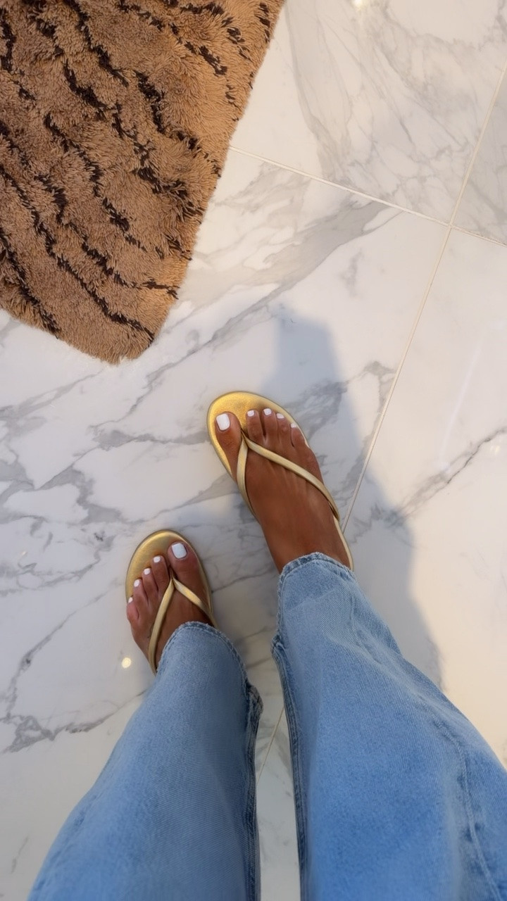 Simple but go with everything and cushioned sole with arch support 👏 use my code ABBY20 for 20% off ❤️😘