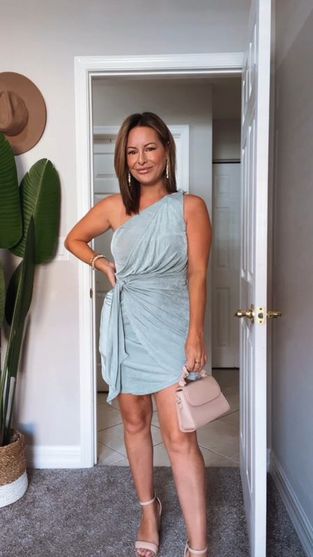 Found you your next date night dress!!! This dress is perfection, knotted one shoulder with a wrap mini skirt, the colors so fun for summer too!! 

Save 15% off orders over $65 with code ilda15 



#LTKFindsUnder50 #LTKStyleTip #LTKVideo