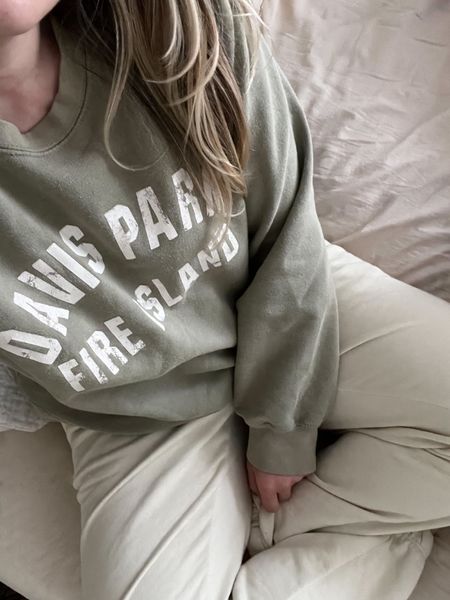 What I’m actually wearing today bc it’s been a rough week haha 

These sweatpants are super cozy and the perfect thing to wear on this overcast day!

#LTKSeasonal #LTKfindsunder100