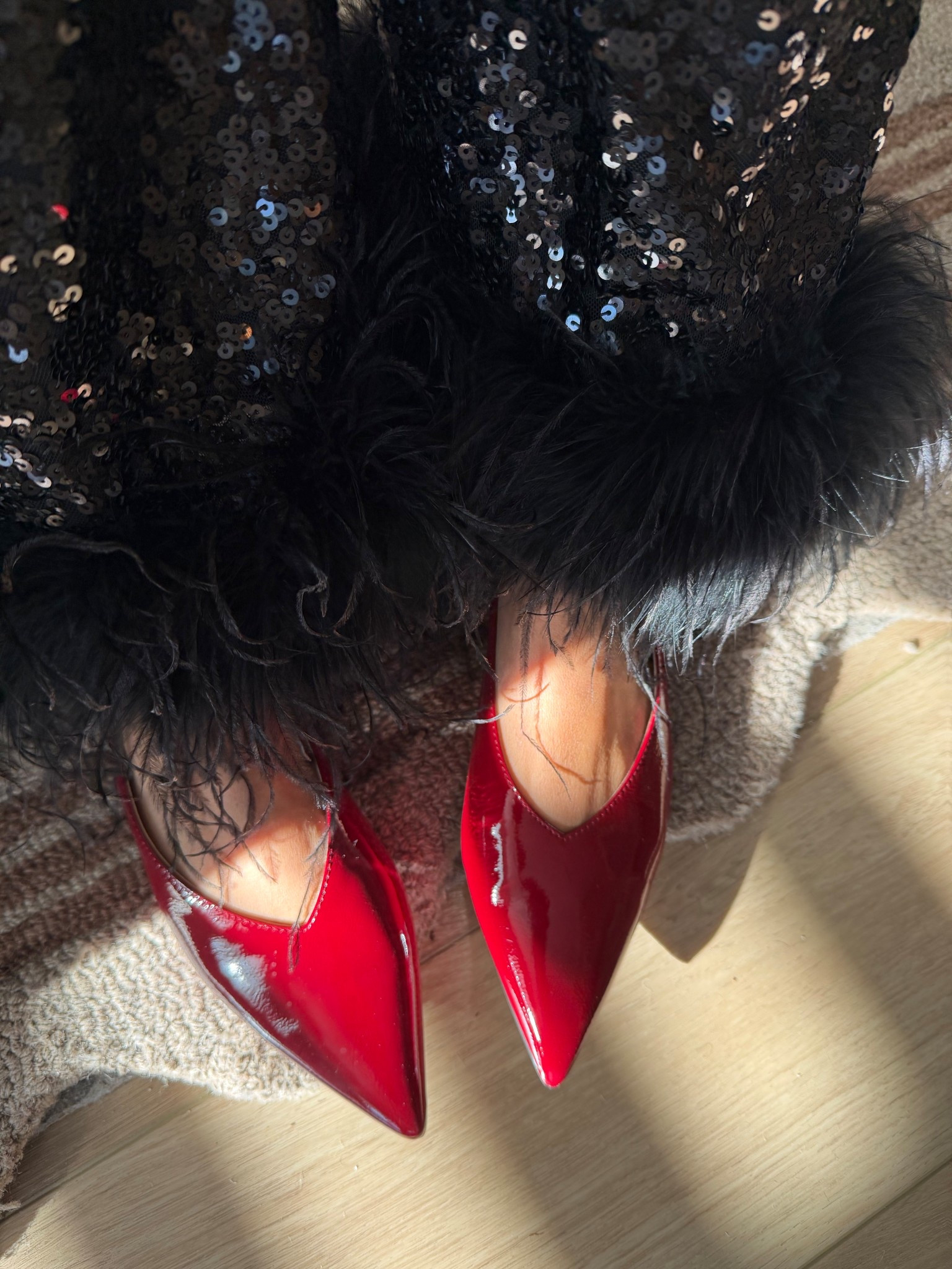 Jessica Simpson holiday shoes I’m loving ✨
The sparkly heels are honestly the perfect holiday shoe — festive without being over the top, and the heel height is super wearable. And the red mules?? A moment. The perfect little pop of color that somehow works with everything.
Linking both pairs + a few other JS favorites here ❤️‍🔥🎄