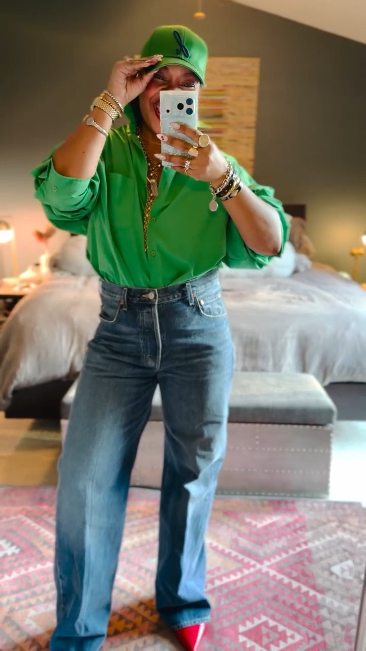 Her girl! Happy Friday! I’m bringing the spring vibes with the color! This green just hits! Let me know what y’all think!

I love these @citizensofhumanity jeans - the wash and cut are so good! Classic style! 
•
•
Style over forty, green style, workwear style, denim style